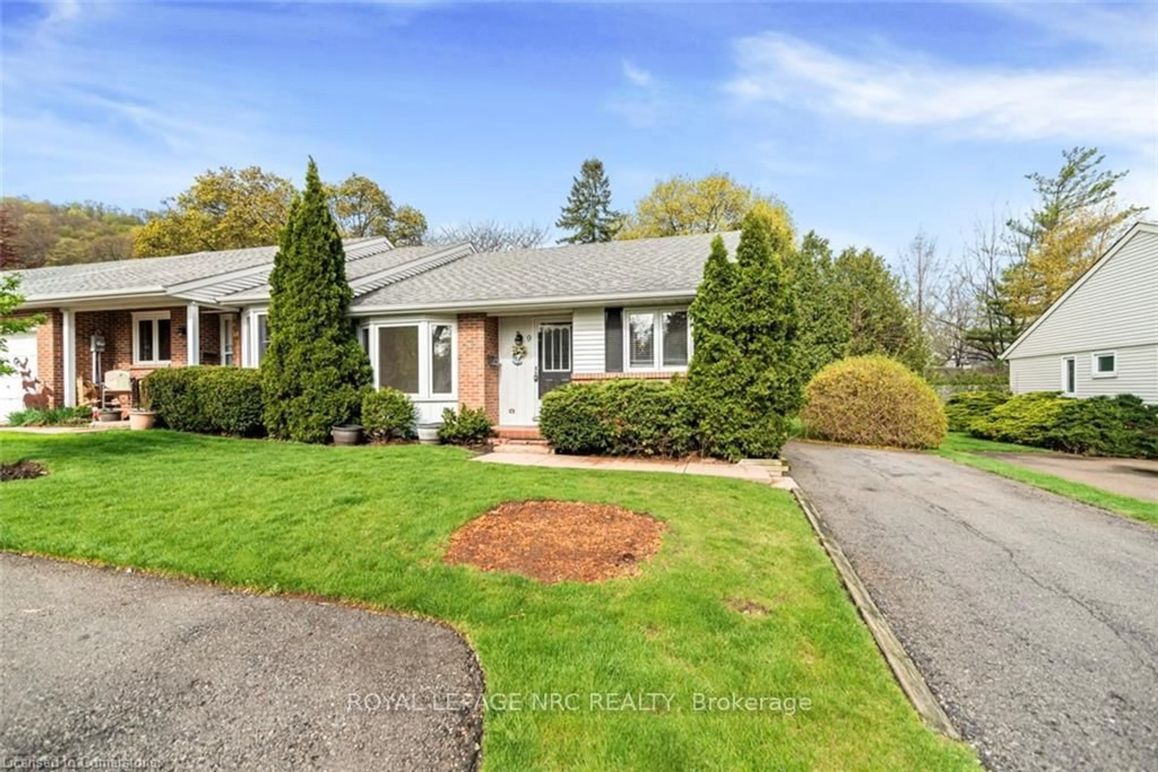 Home with brick exterior material, street for 4 Rossmore Ave #9, Grimsby Ontario L3M 3E3