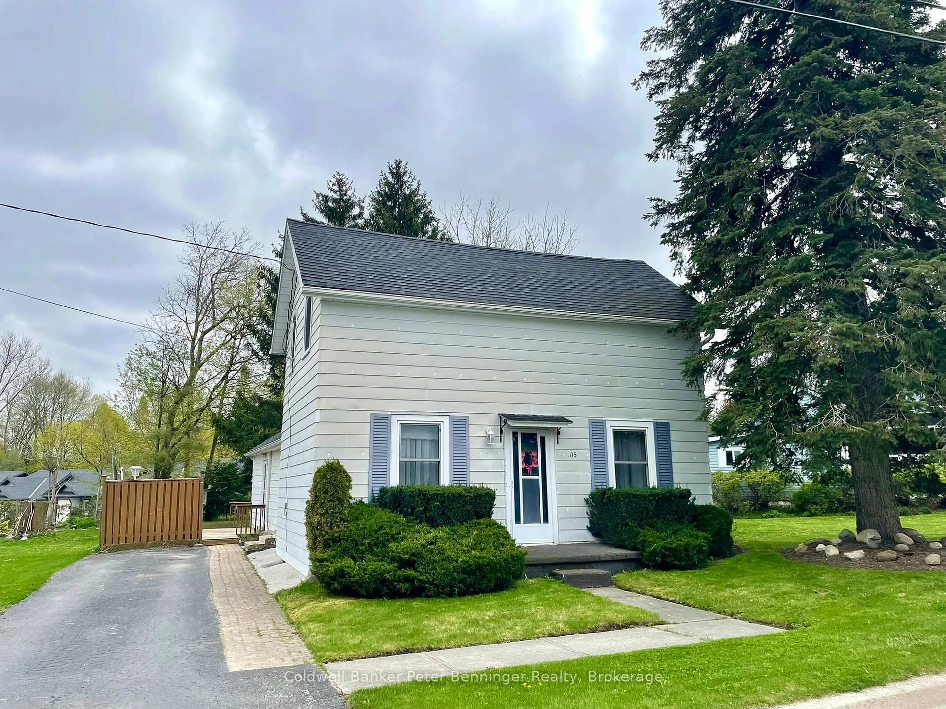 Home with vinyl exterior material, street for 105 McGivern St, Brockton Ontario N0G 2V0