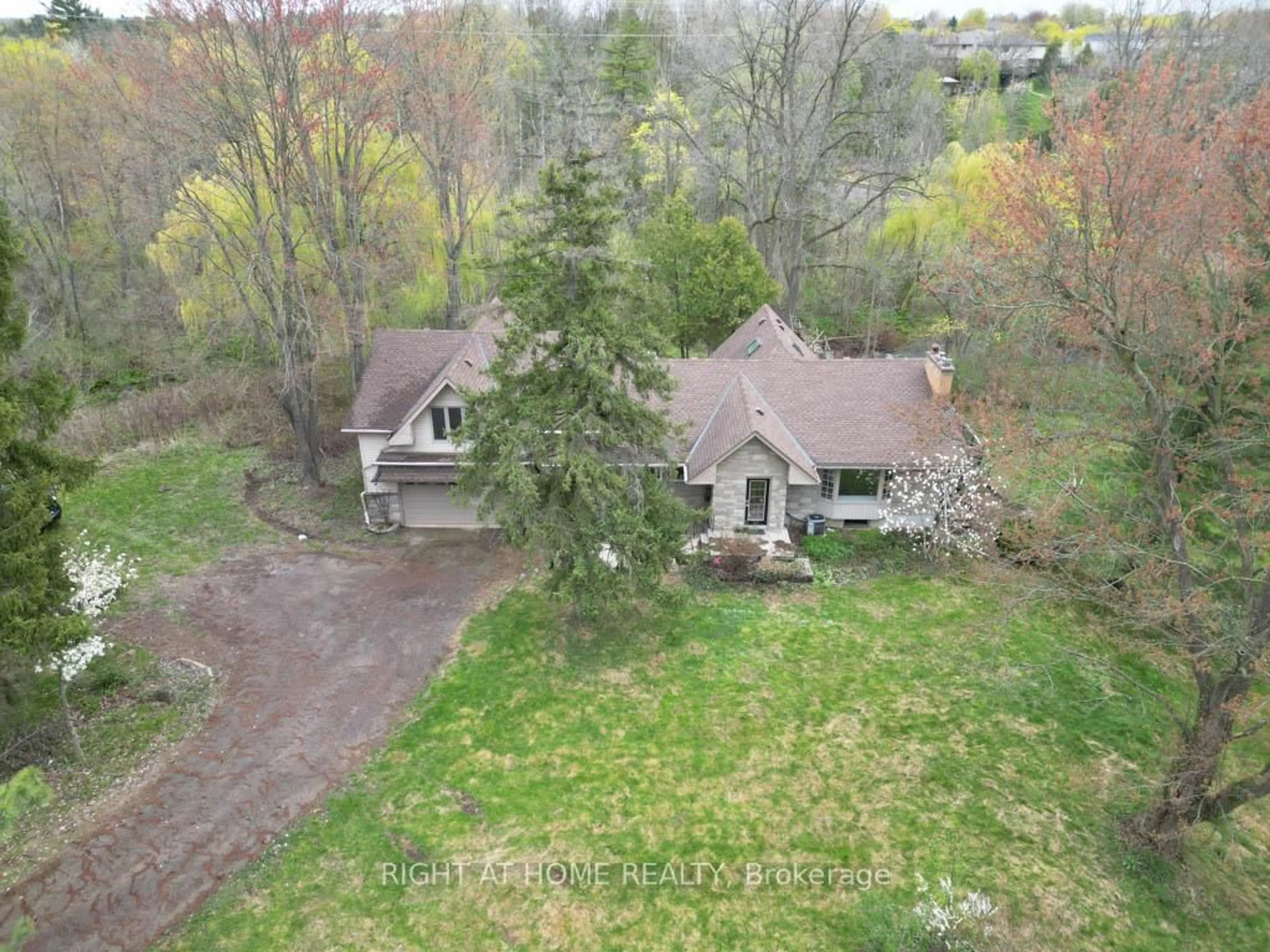 A pic from outside/outdoor area/front of a property/back of a property/a pic from drone, unknown for 144 Wellington St, Hamilton Ontario L0R 2H0