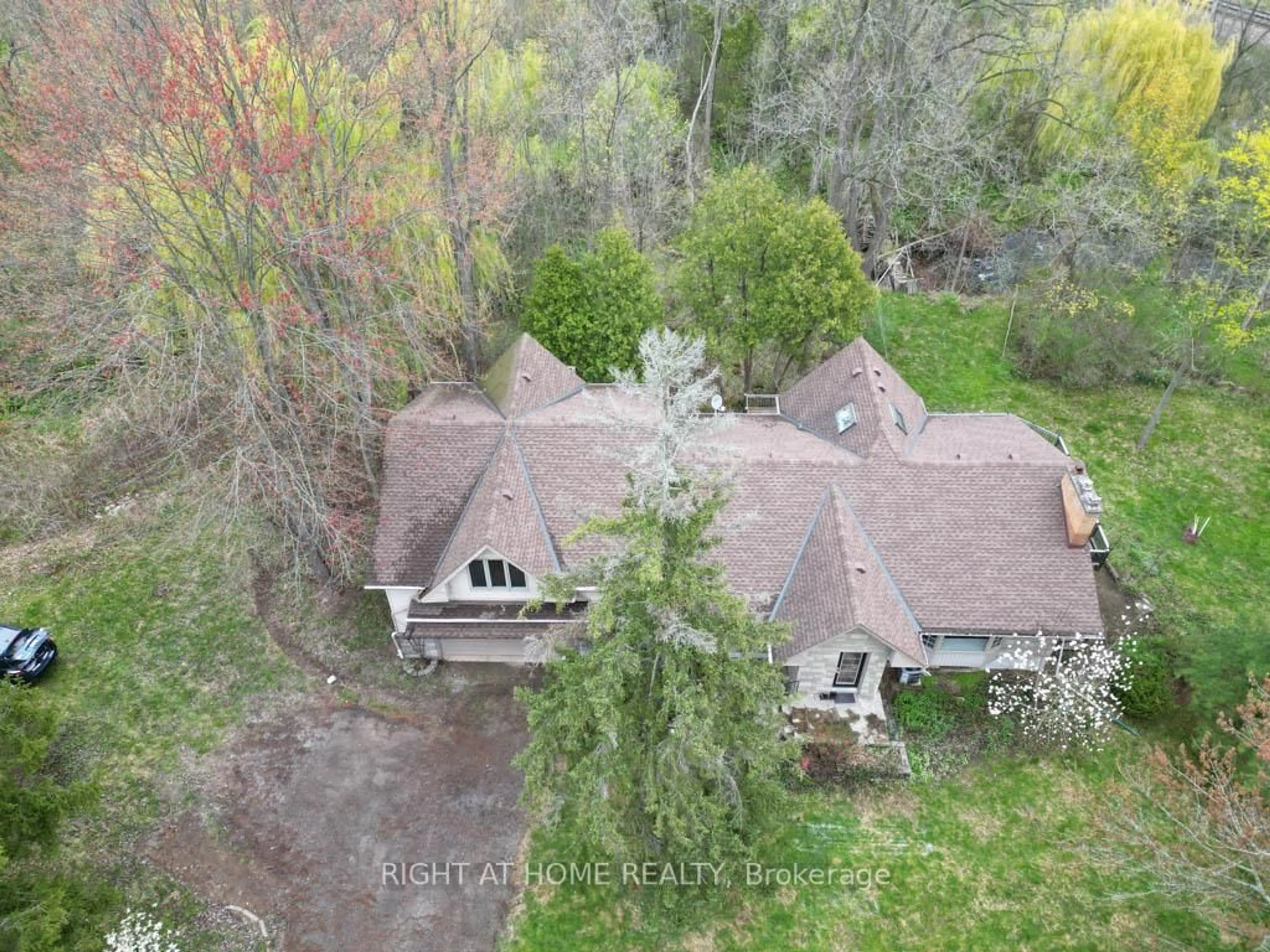A pic from outside/outdoor area/front of a property/back of a property/a pic from drone, forest/trees view for 144 Wellington St, Hamilton Ontario L0R 2H0