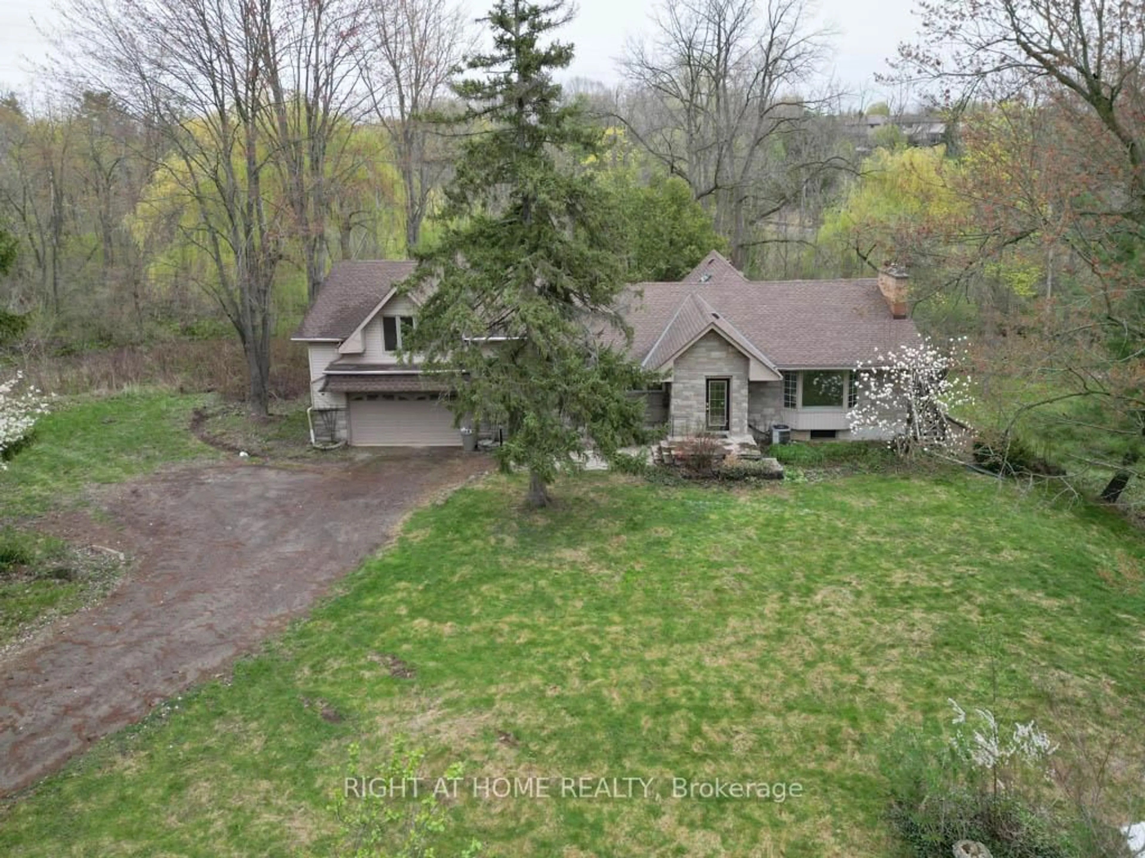A pic from outside/outdoor area/front of a property/back of a property/a pic from drone, water/lake/river/ocean view for 144 Wellington St, Hamilton Ontario L0R 2H0