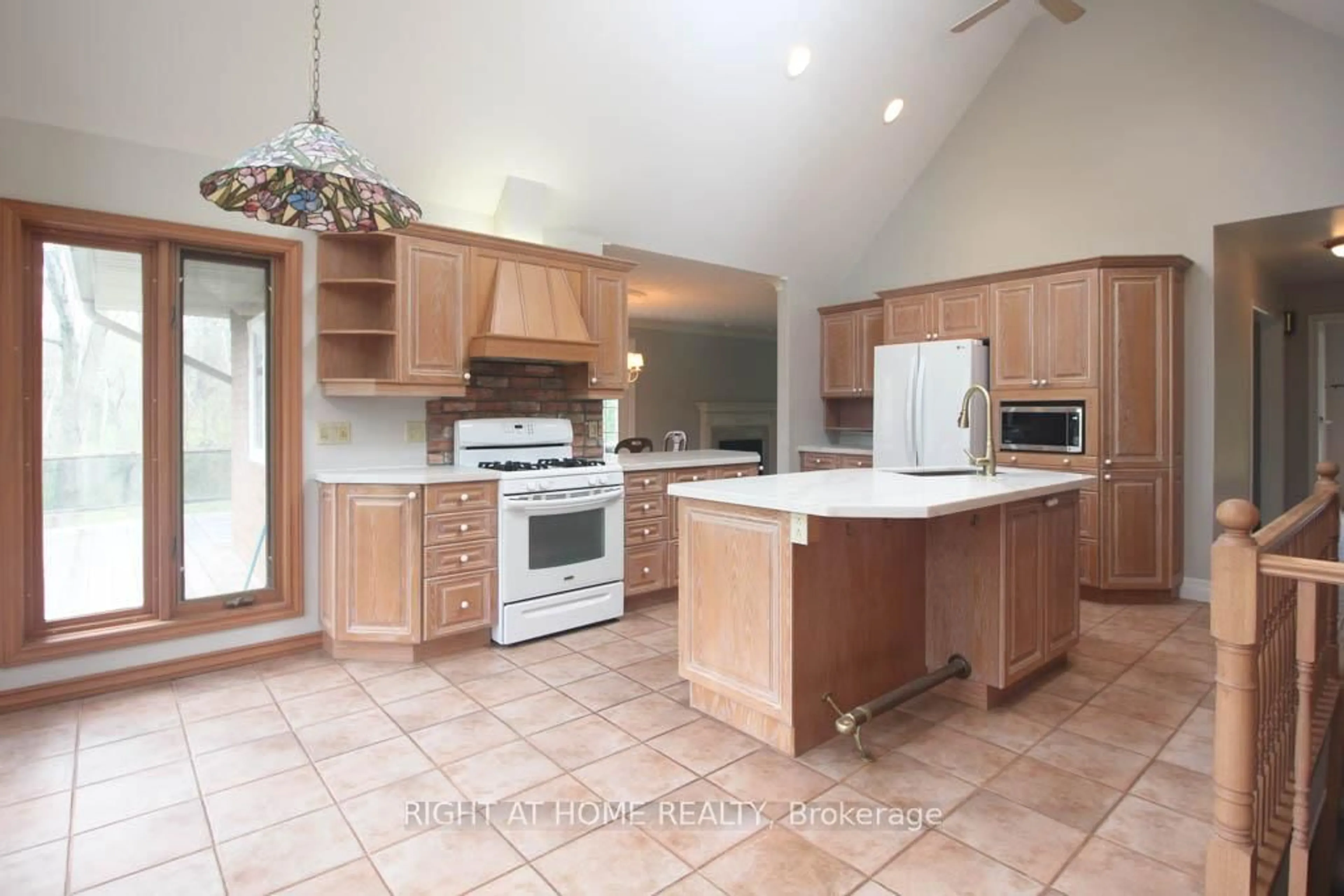 Open concept kitchen, ceramic/tile floor for 144 Wellington St, Hamilton Ontario L0R 2H0