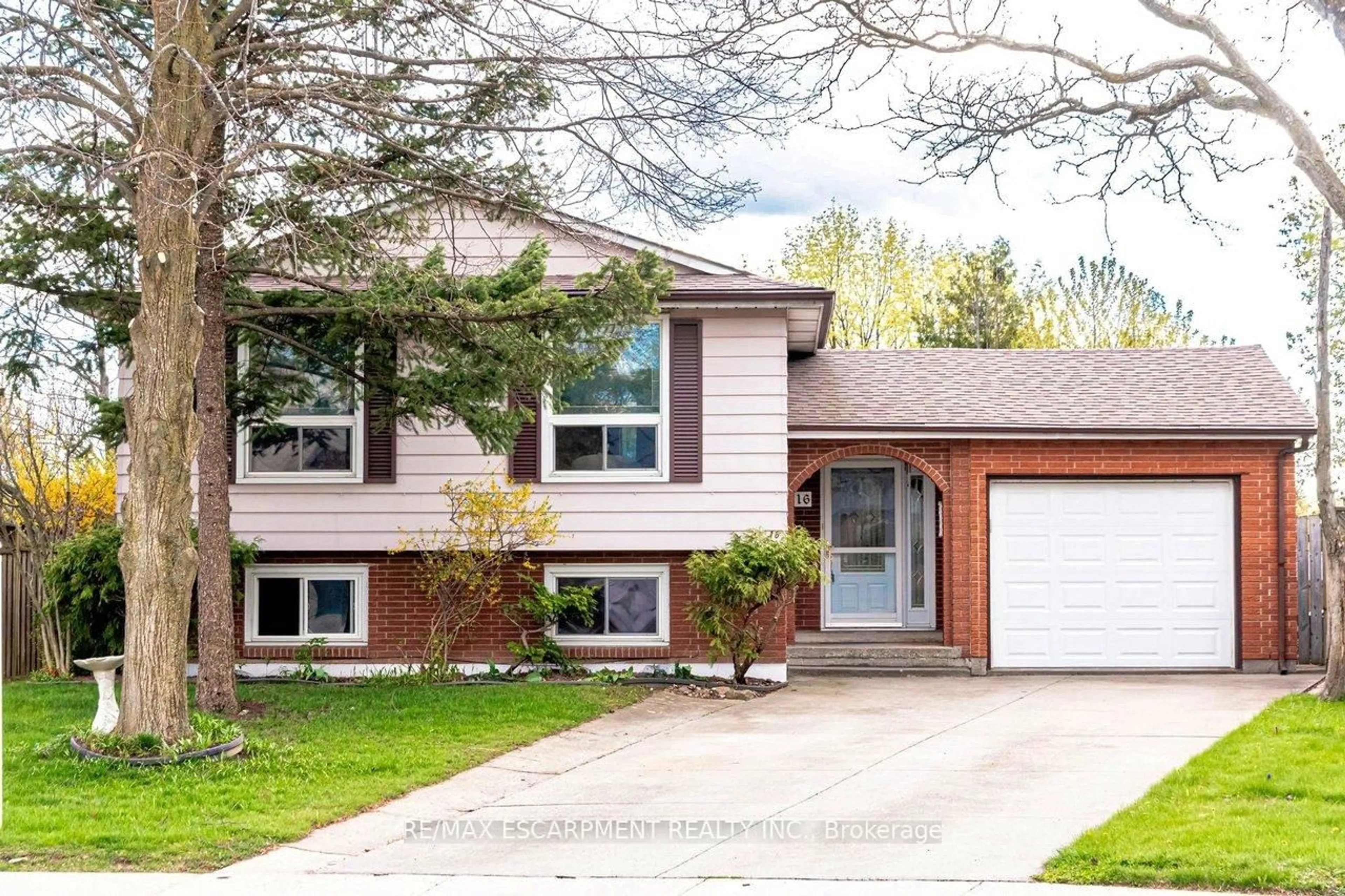 Home with vinyl exterior material, street for 16 Billington Cres, Hamilton Ontario L8T 4R1