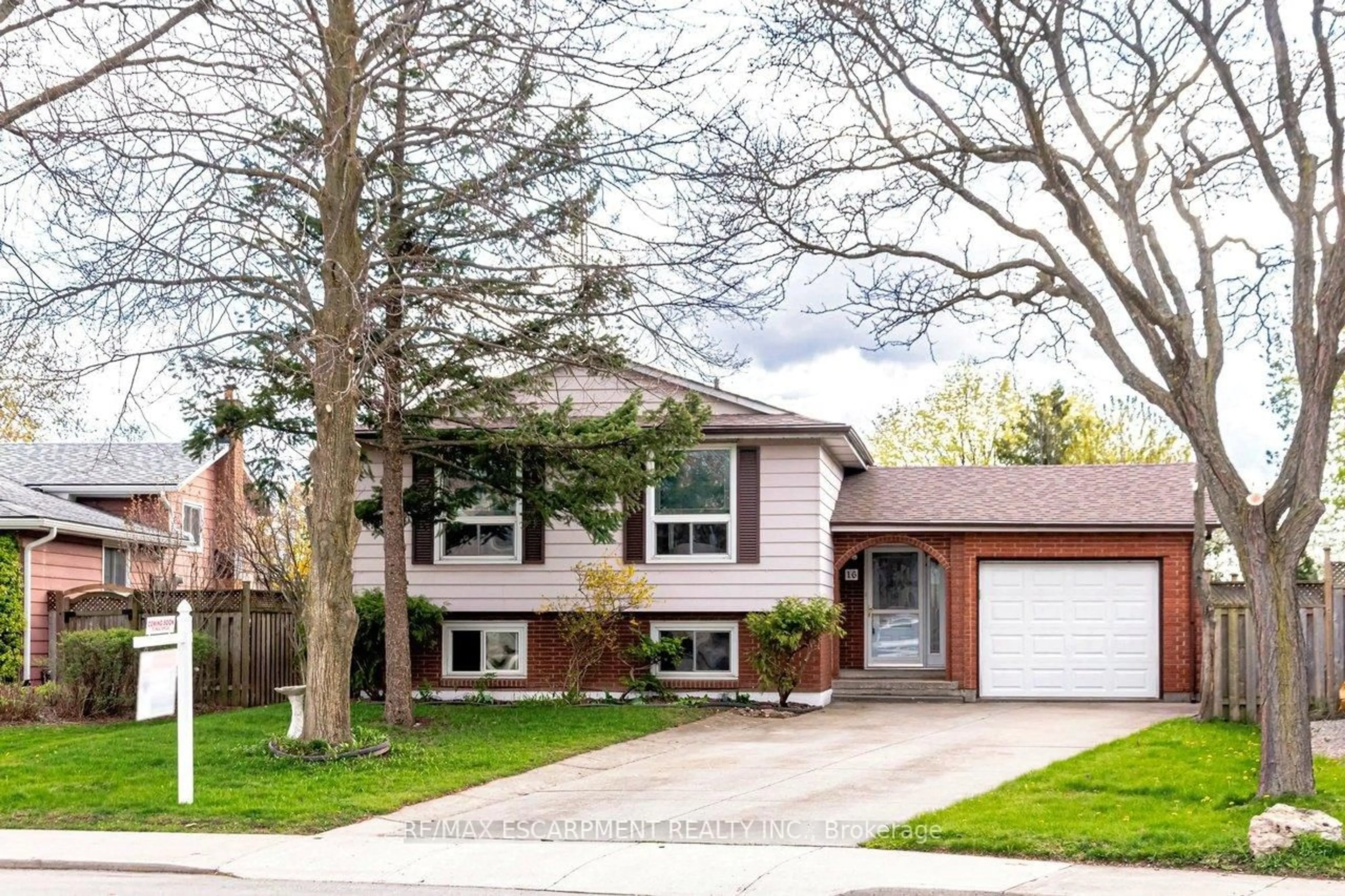 Home with vinyl exterior material, street for 16 Billington Cres, Hamilton Ontario L8T 4R1