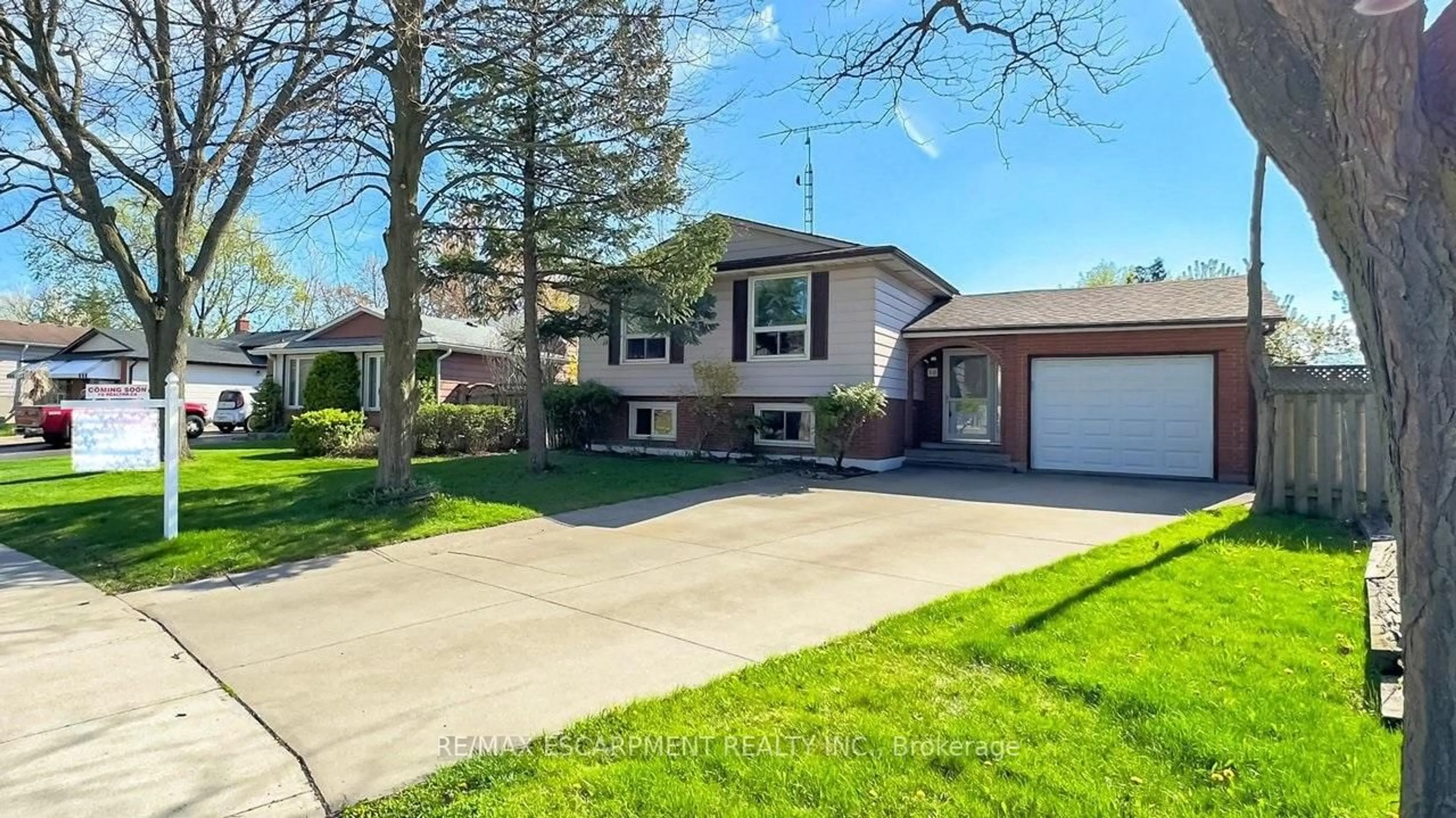 Home with vinyl exterior material, street for 16 Billington Cres, Hamilton Ontario L8T 4R1