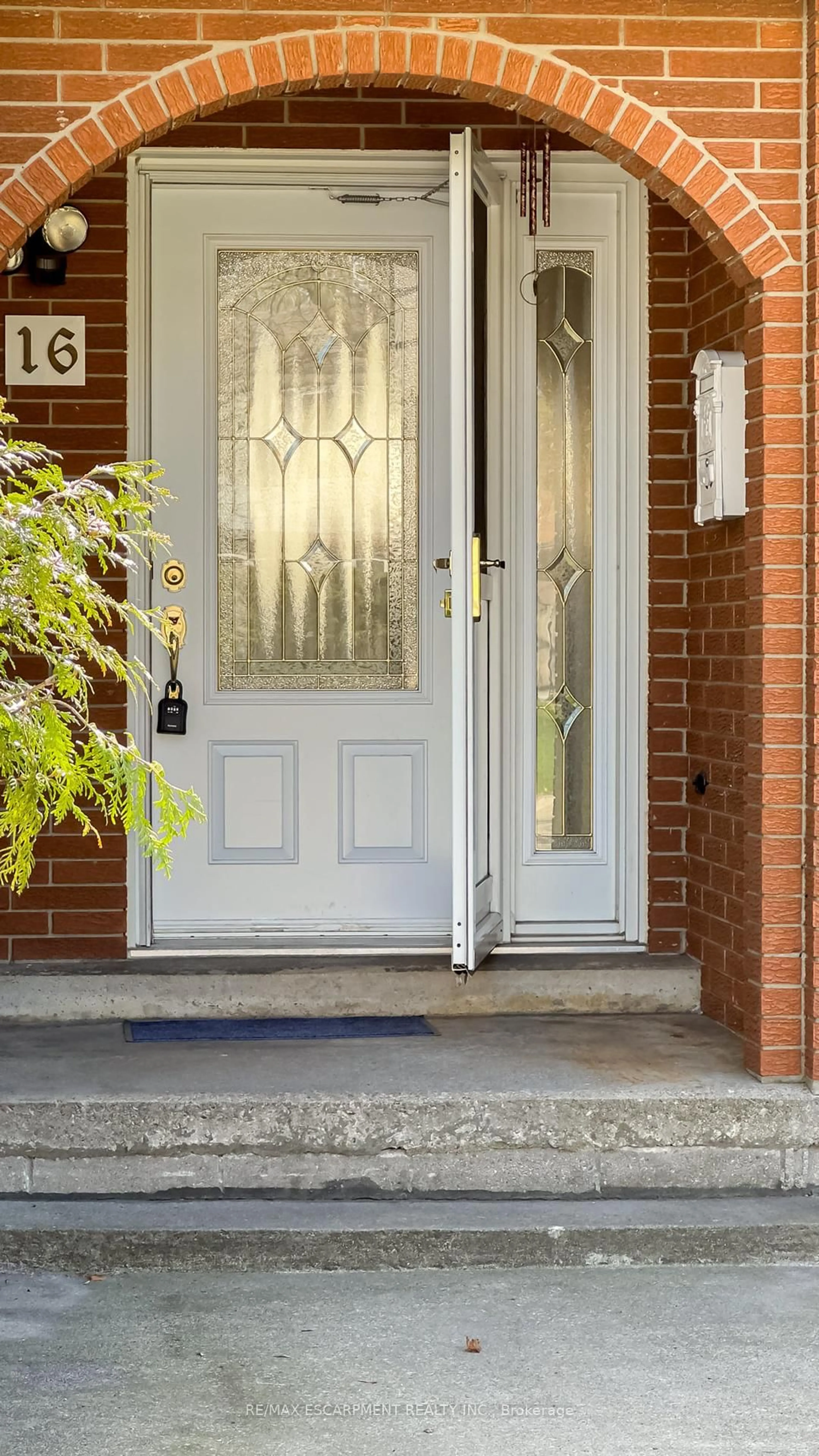 Indoor entryway for 16 Billington Cres, Hamilton Ontario L8T 4R1