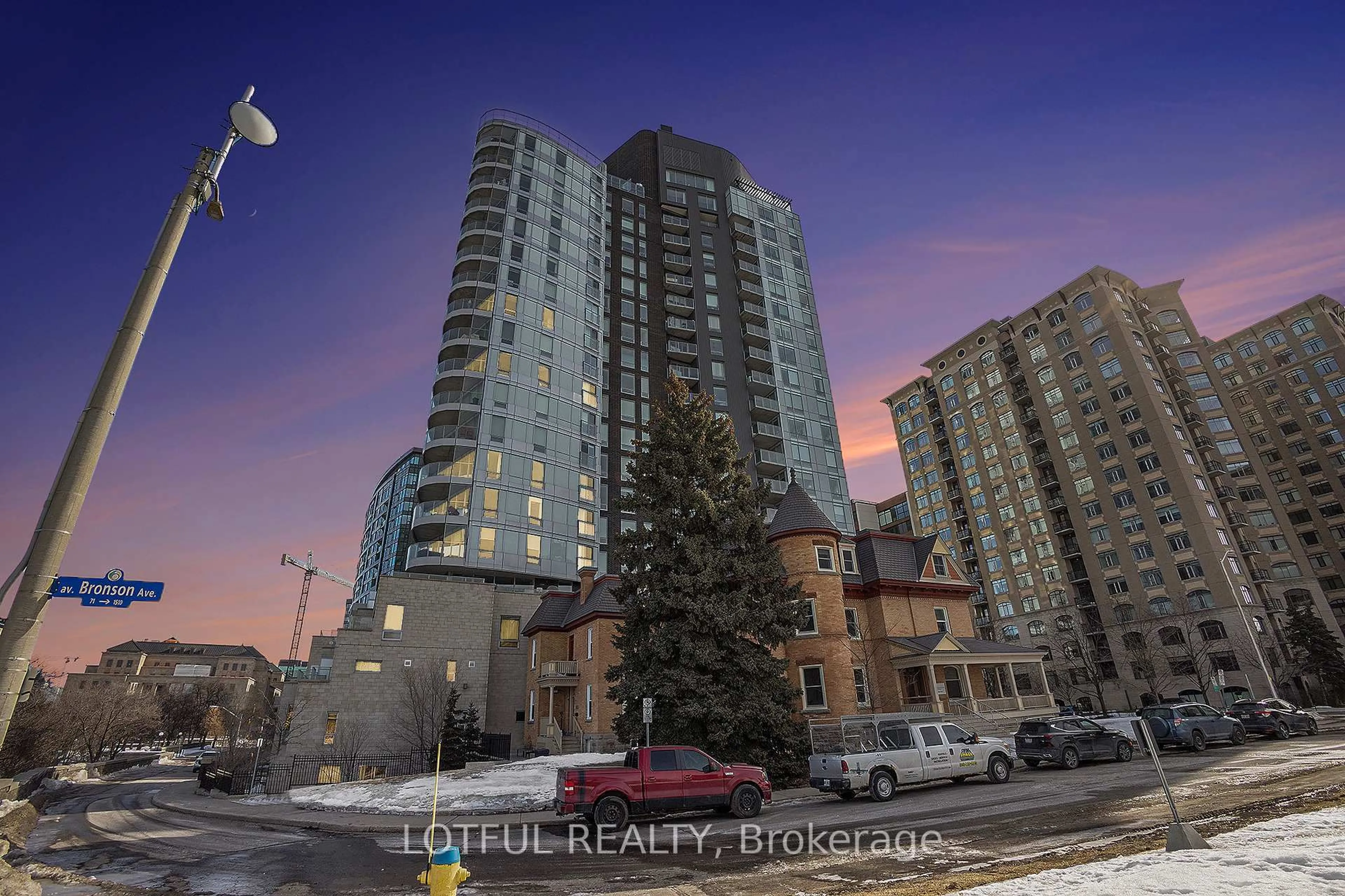 Patio, building for 428 Sparks St #601, Ottawa Ontario K1R 0B3