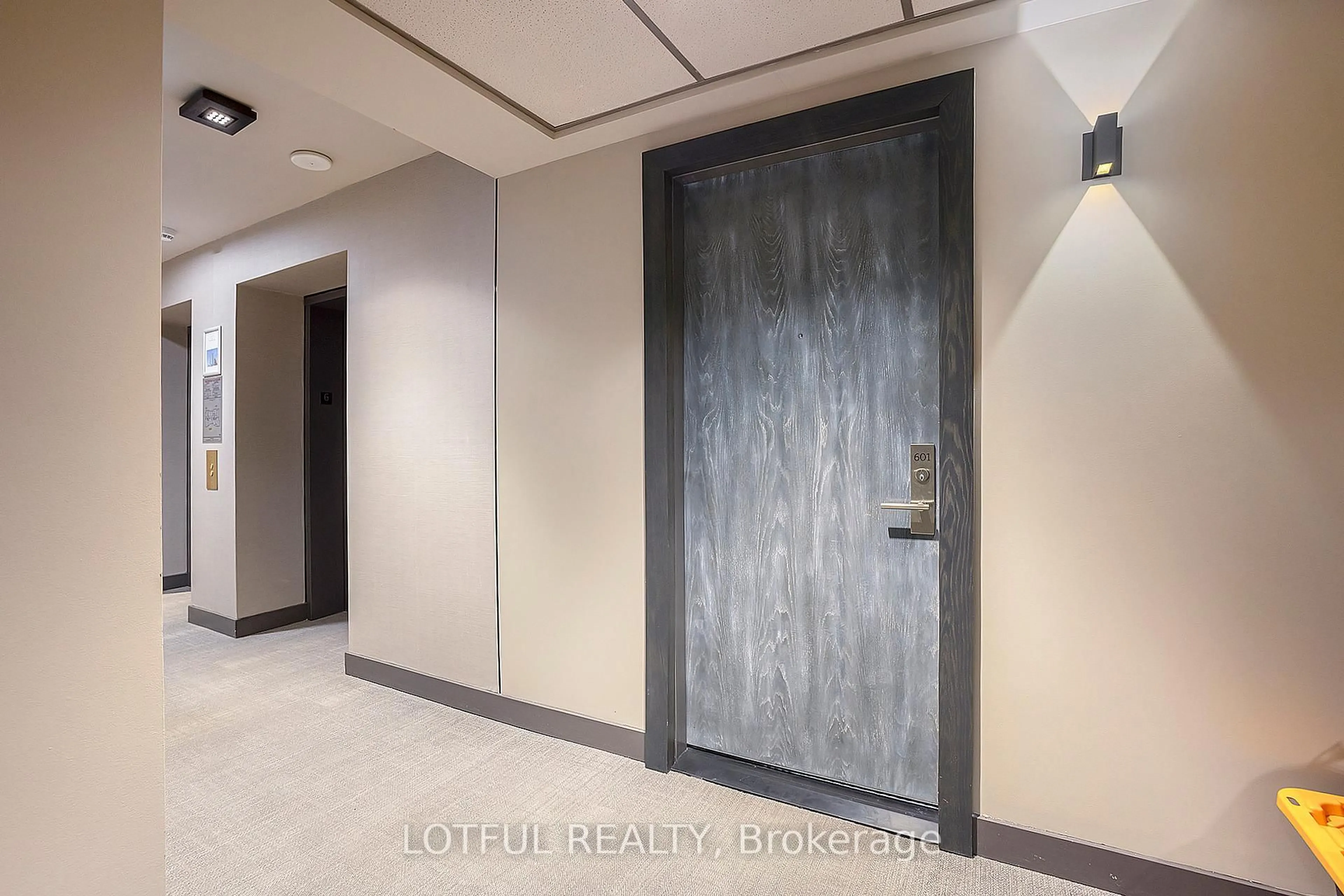 Indoor foyer for 428 Sparks St #601, Ottawa Ontario K1R 0B3