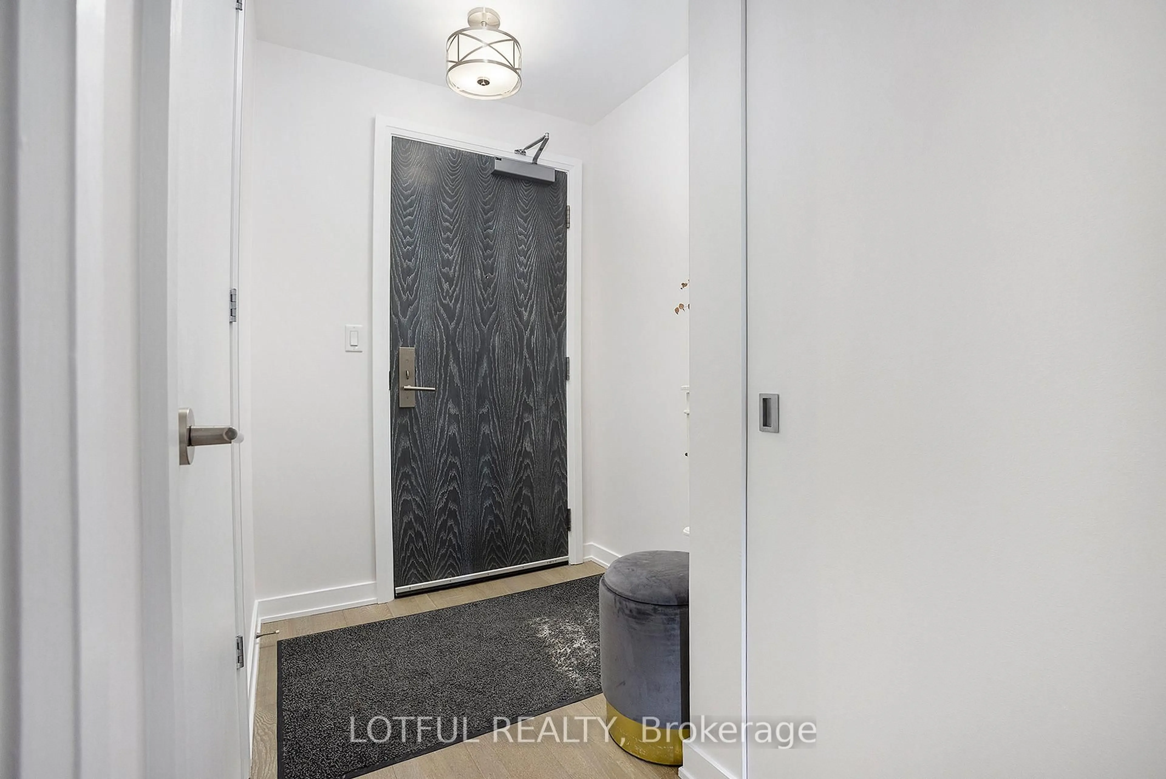Indoor entryway for 428 Sparks St #601, Ottawa Ontario K1R 0B3