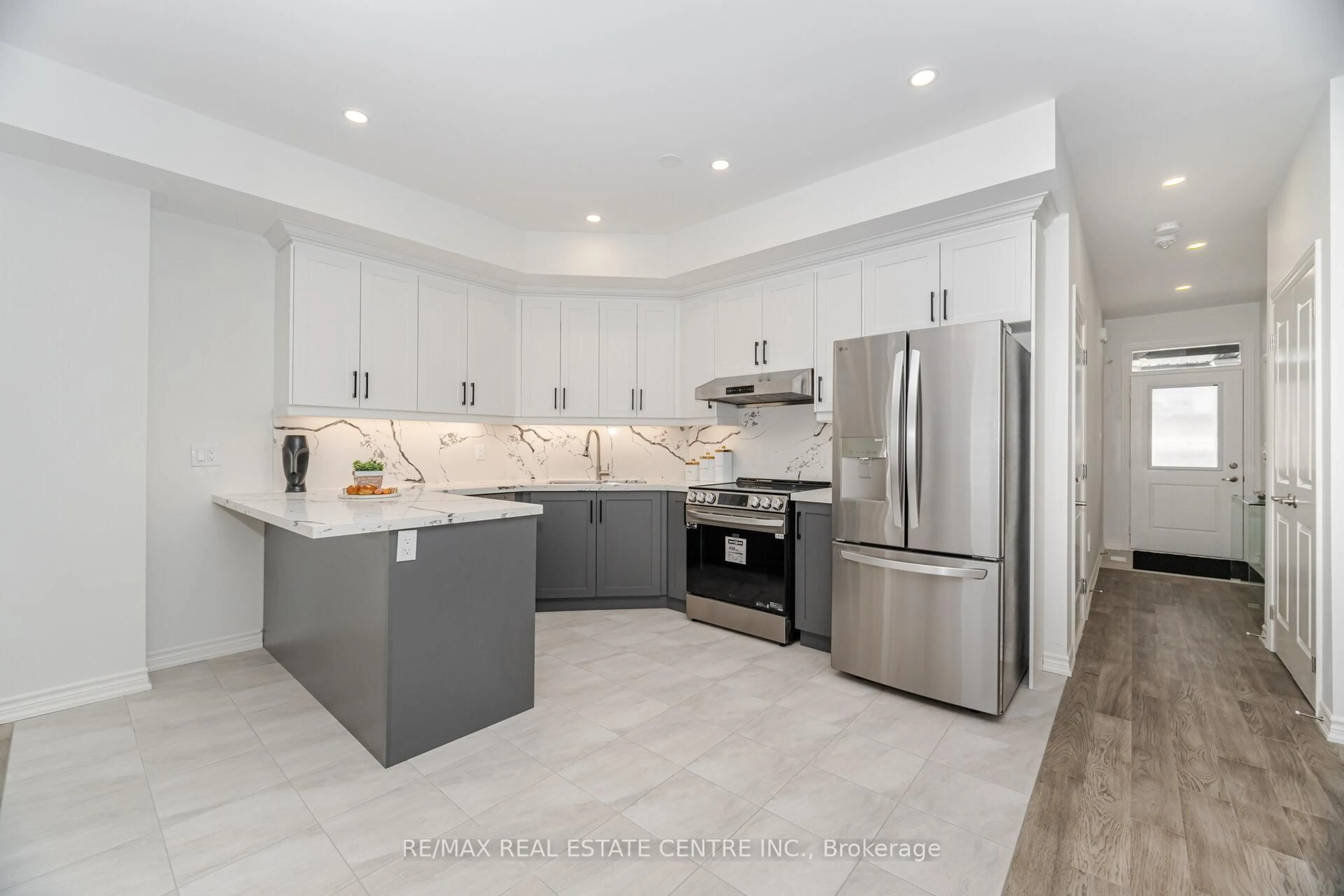 Open concept kitchen, ceramic/tile floor for 134 Rosie St #19, Blue Mountains Ontario N0H 1J0
