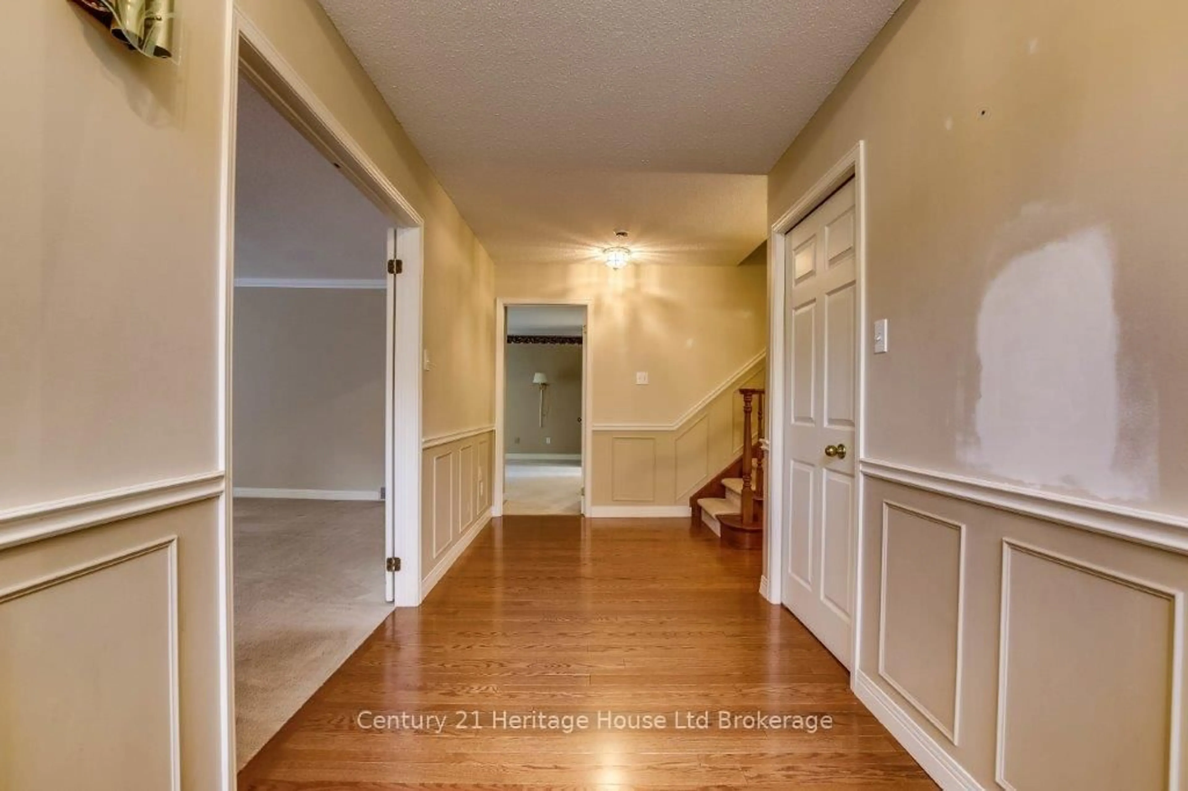 Indoor entryway for 675 Lansdowne Ave, Woodstock Ontario N4T 1K3