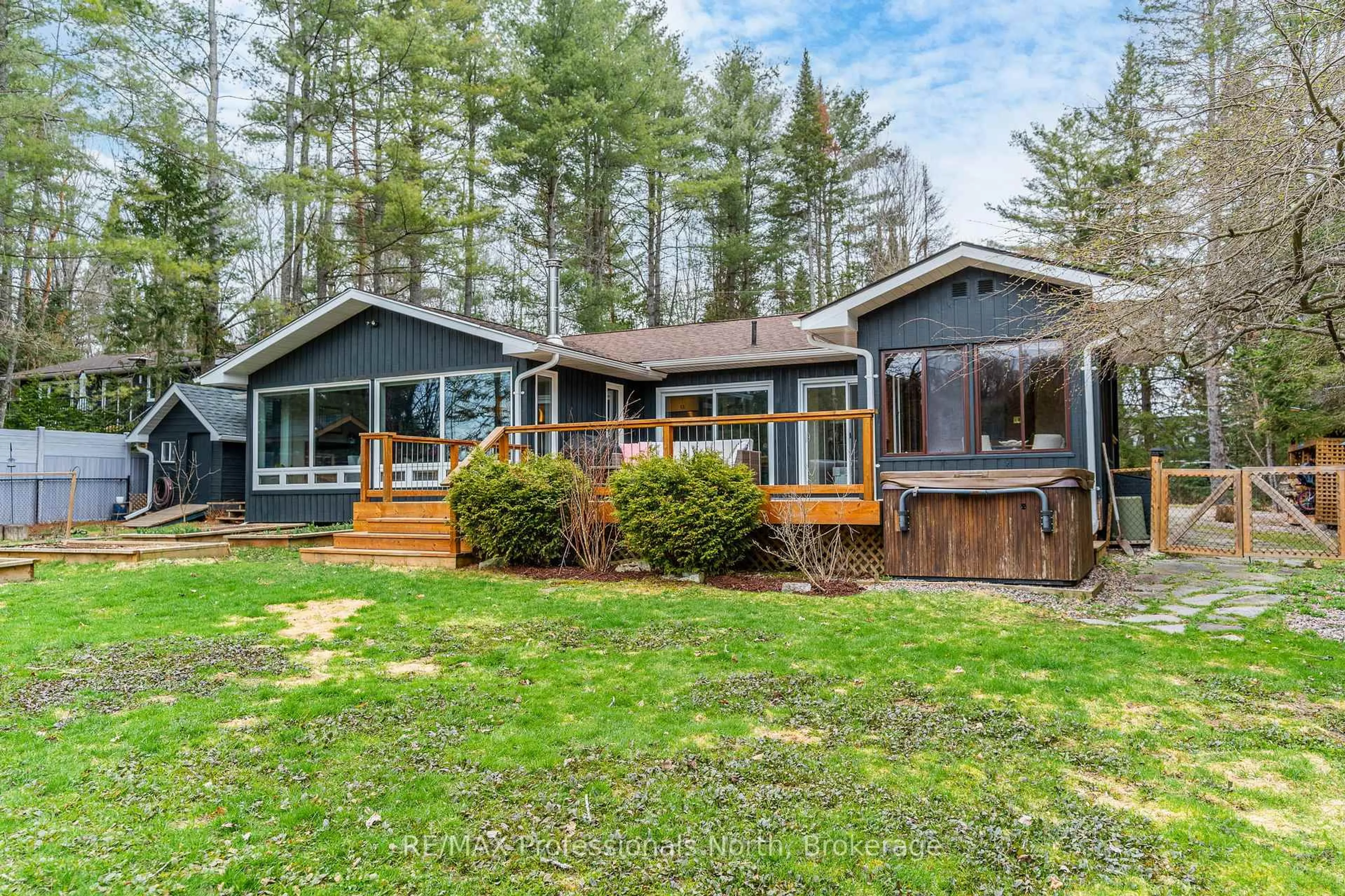 Home with vinyl exterior material, water/lake/river/ocean view for 1186 Peninsula Dr, Dysart et al Ontario K0M 1S0