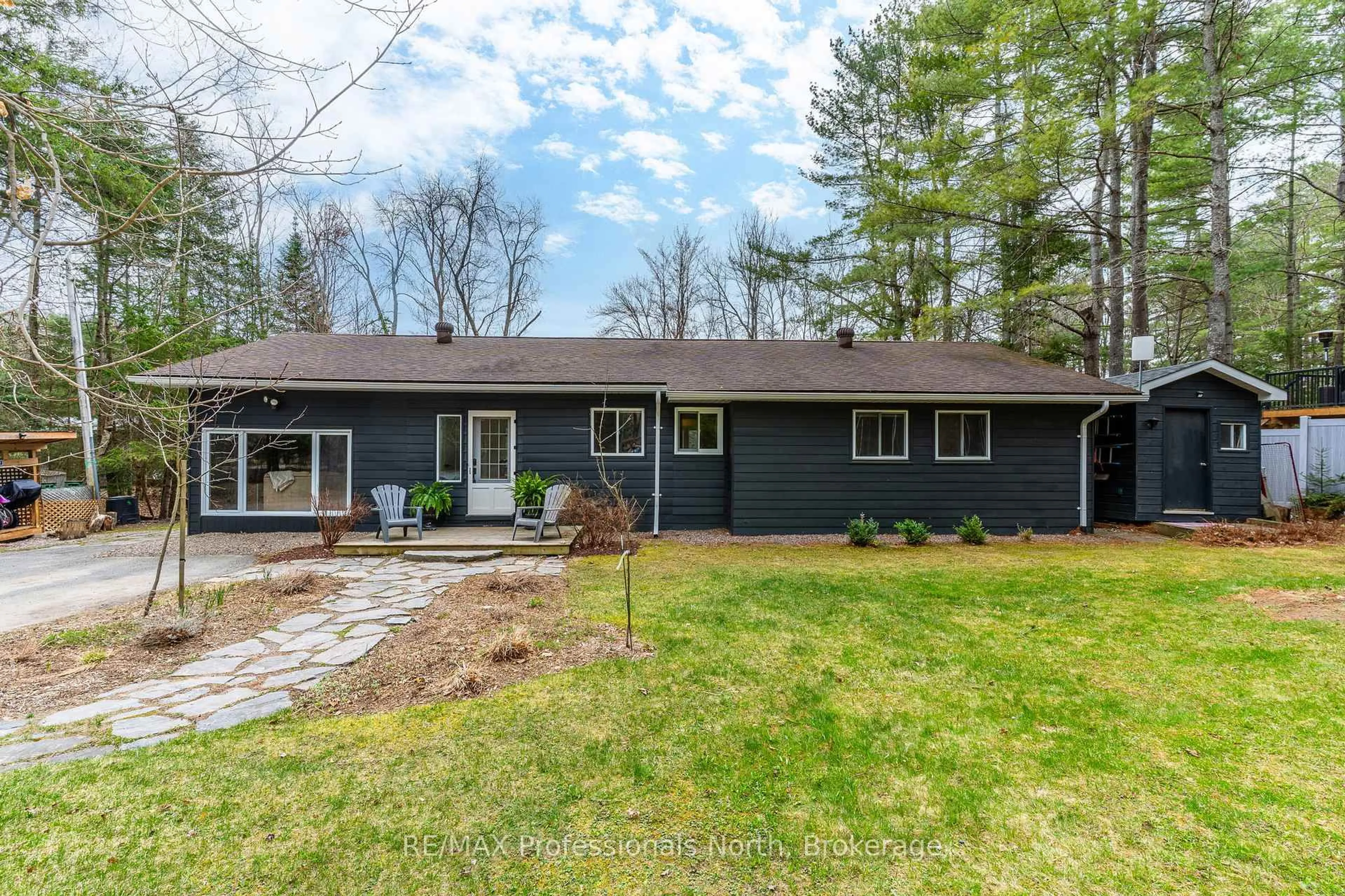 Home with vinyl exterior material, unknown for 1186 Peninsula Dr, Dysart et al Ontario K0M 1S0