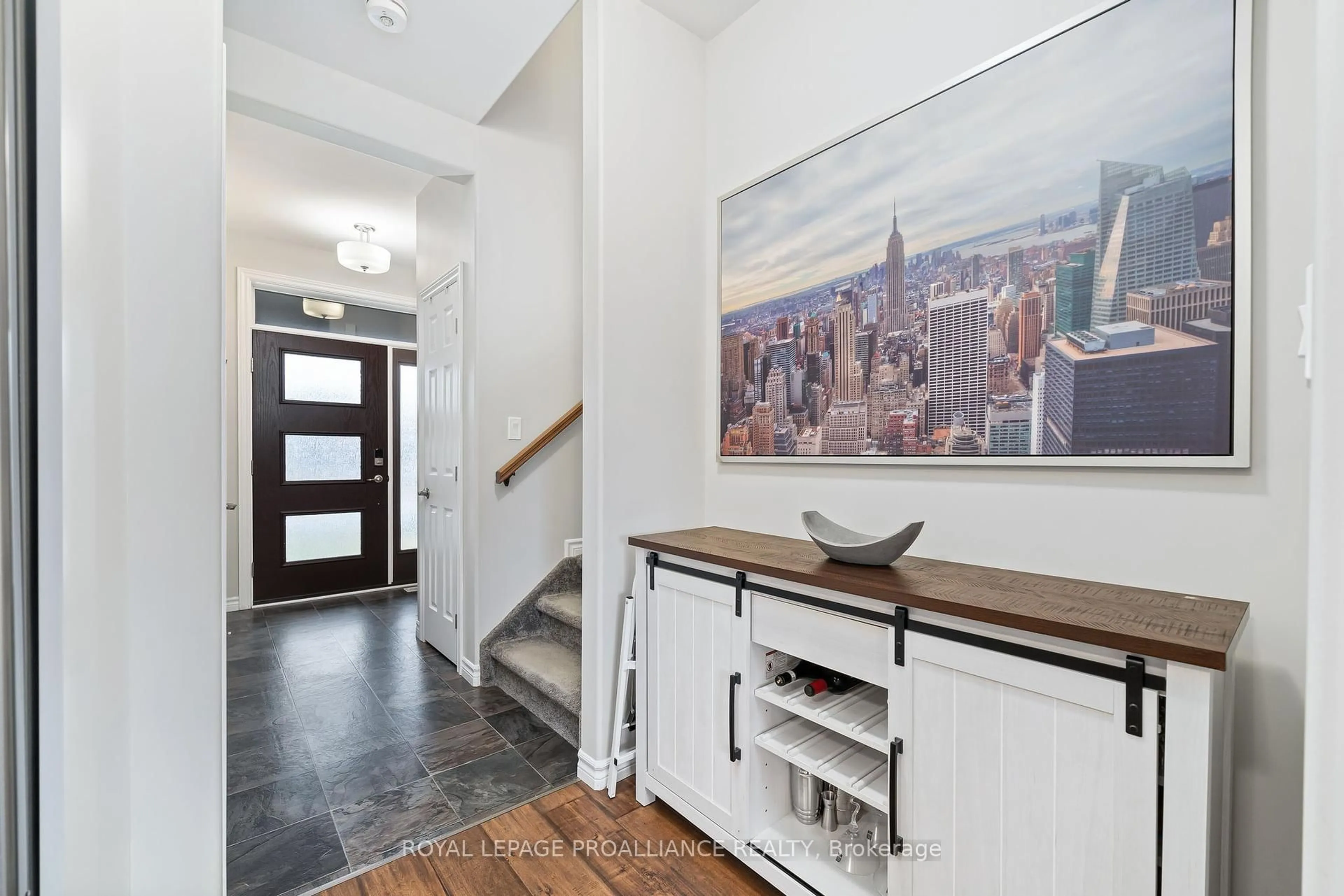 Indoor entryway for 58 Cottonwood Dr, Belleville Ontario K8N 0J2