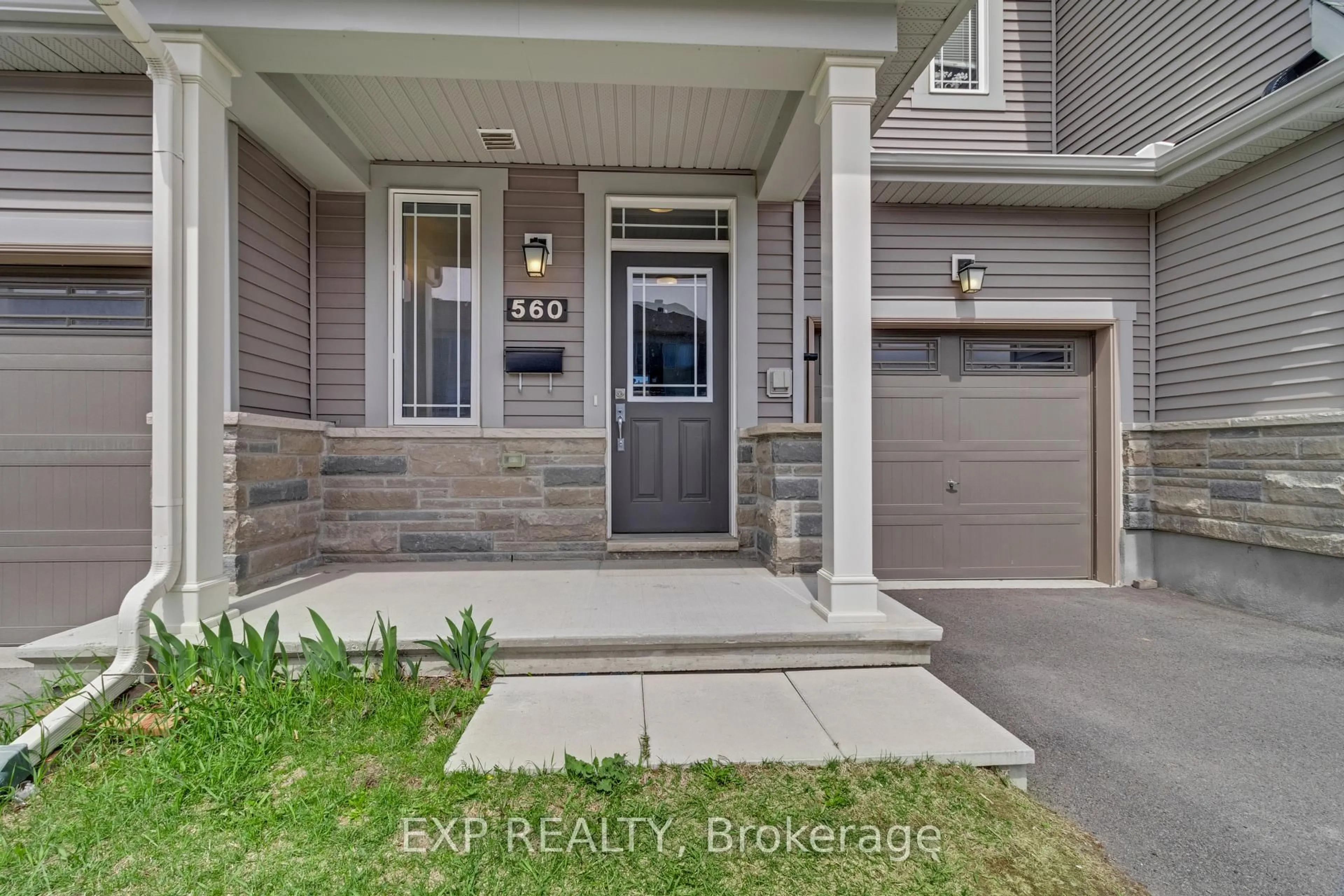 Indoor entryway for 560 Flagstaff Dr, Ottawa Ontario K2J 6W1