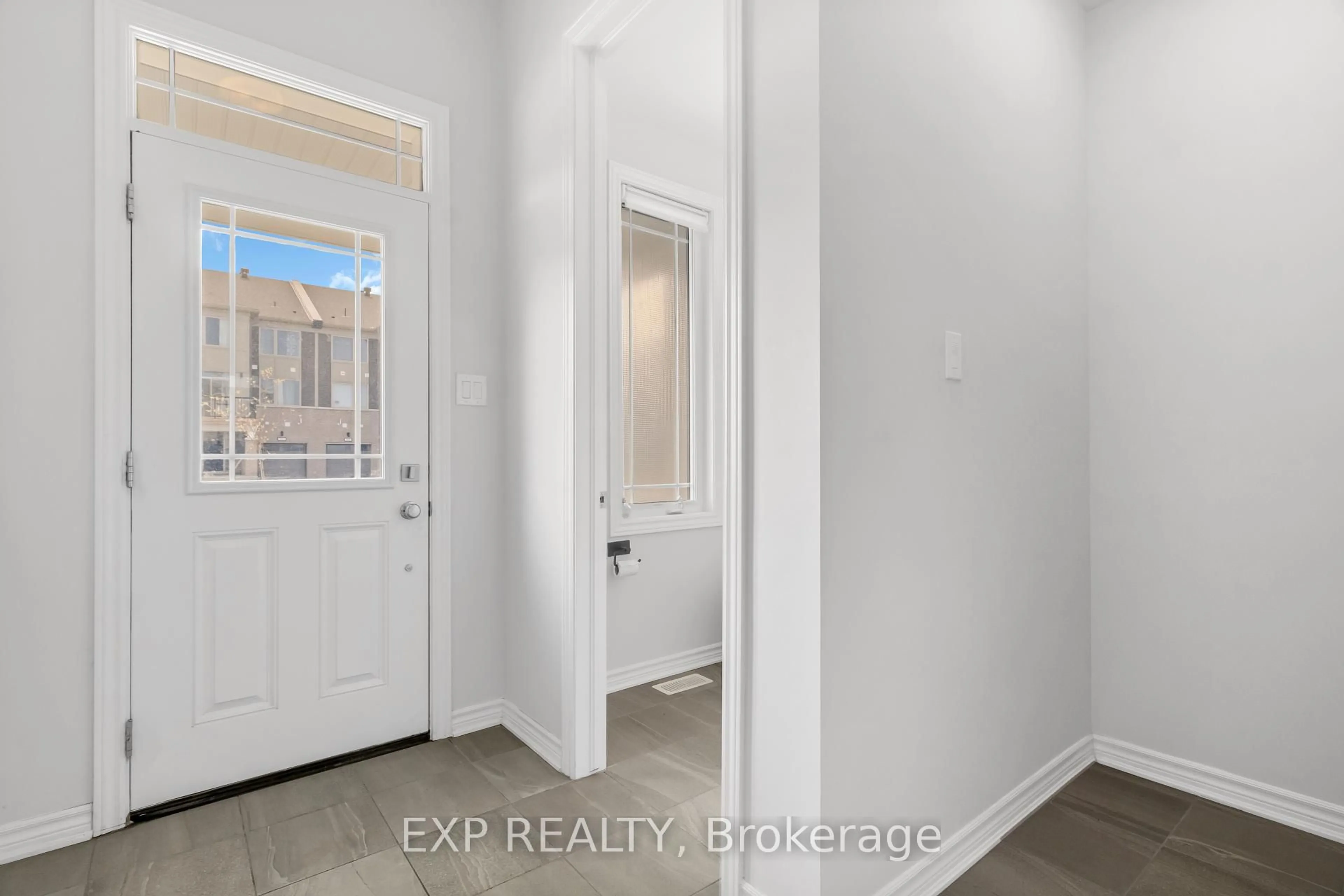 Indoor entryway for 560 Flagstaff Dr, Ottawa Ontario K2J 6W1
