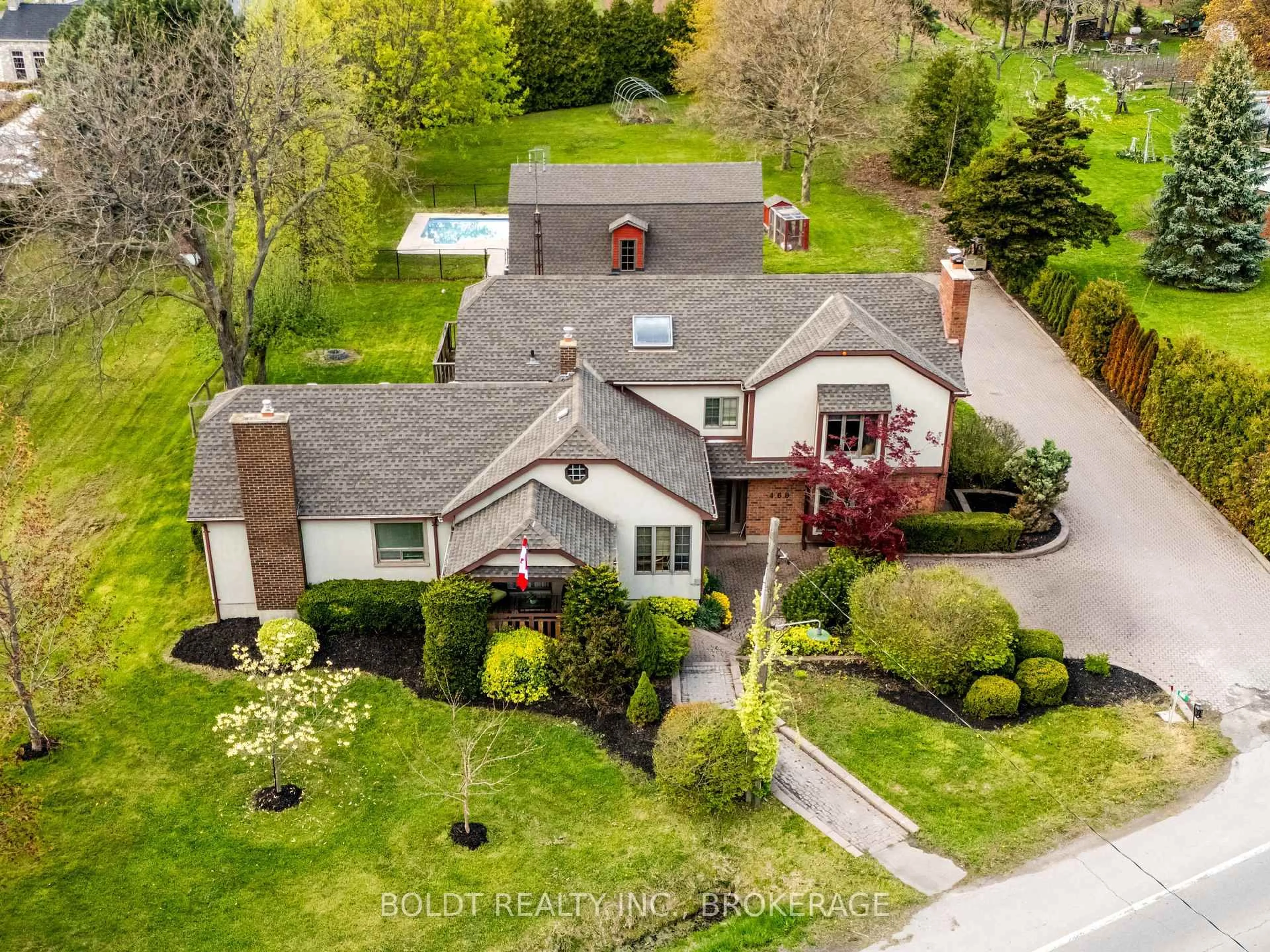 A pic from outside/outdoor area/front of a property/back of a property/a pic from drone, street for 468 Lakeshore Rd, Niagara-on-the-Lake Ontario L0S 1J0
