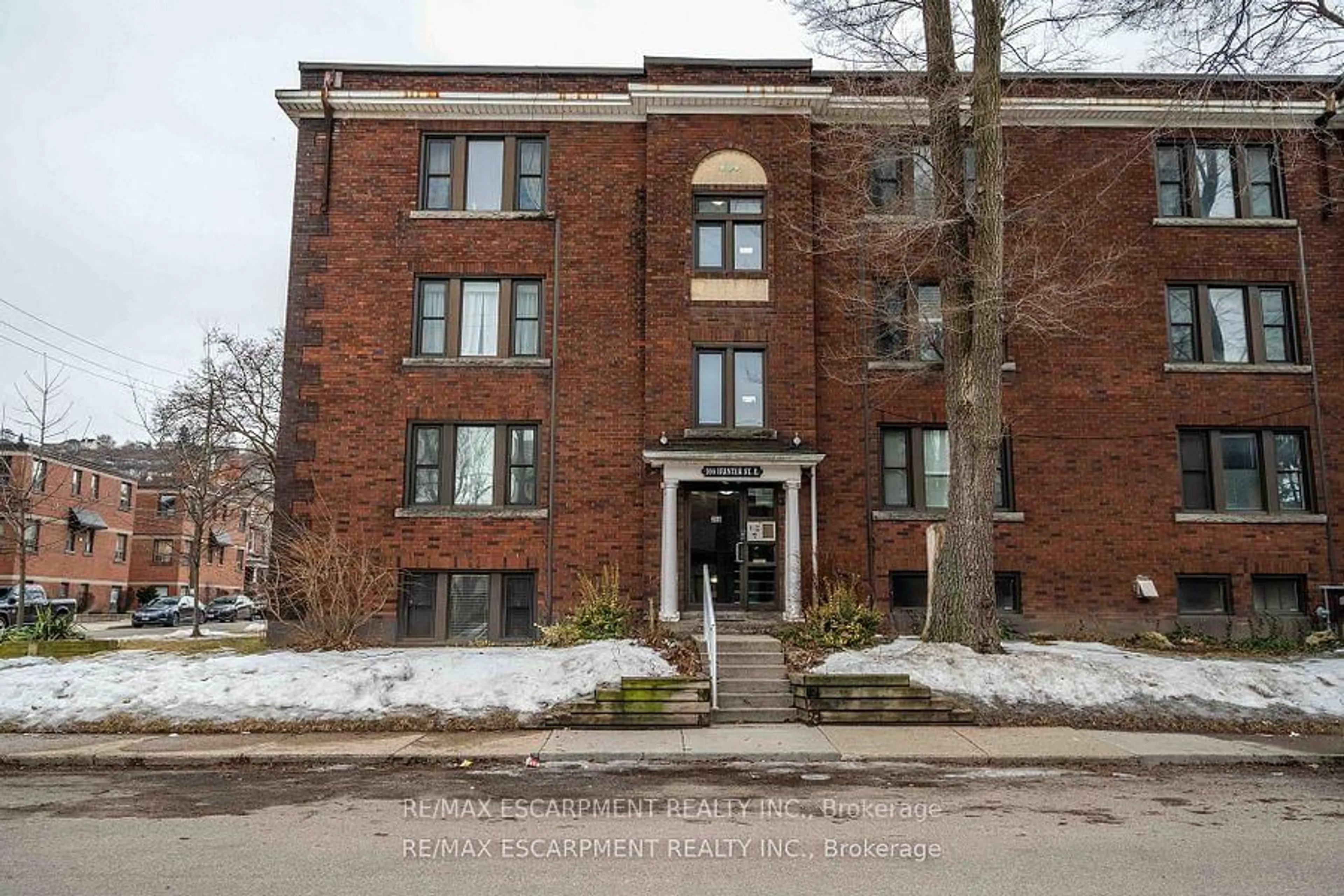 Home with brick exterior material, building for 356 Hunter St #9, Hamilton Ontario L8N 1N8