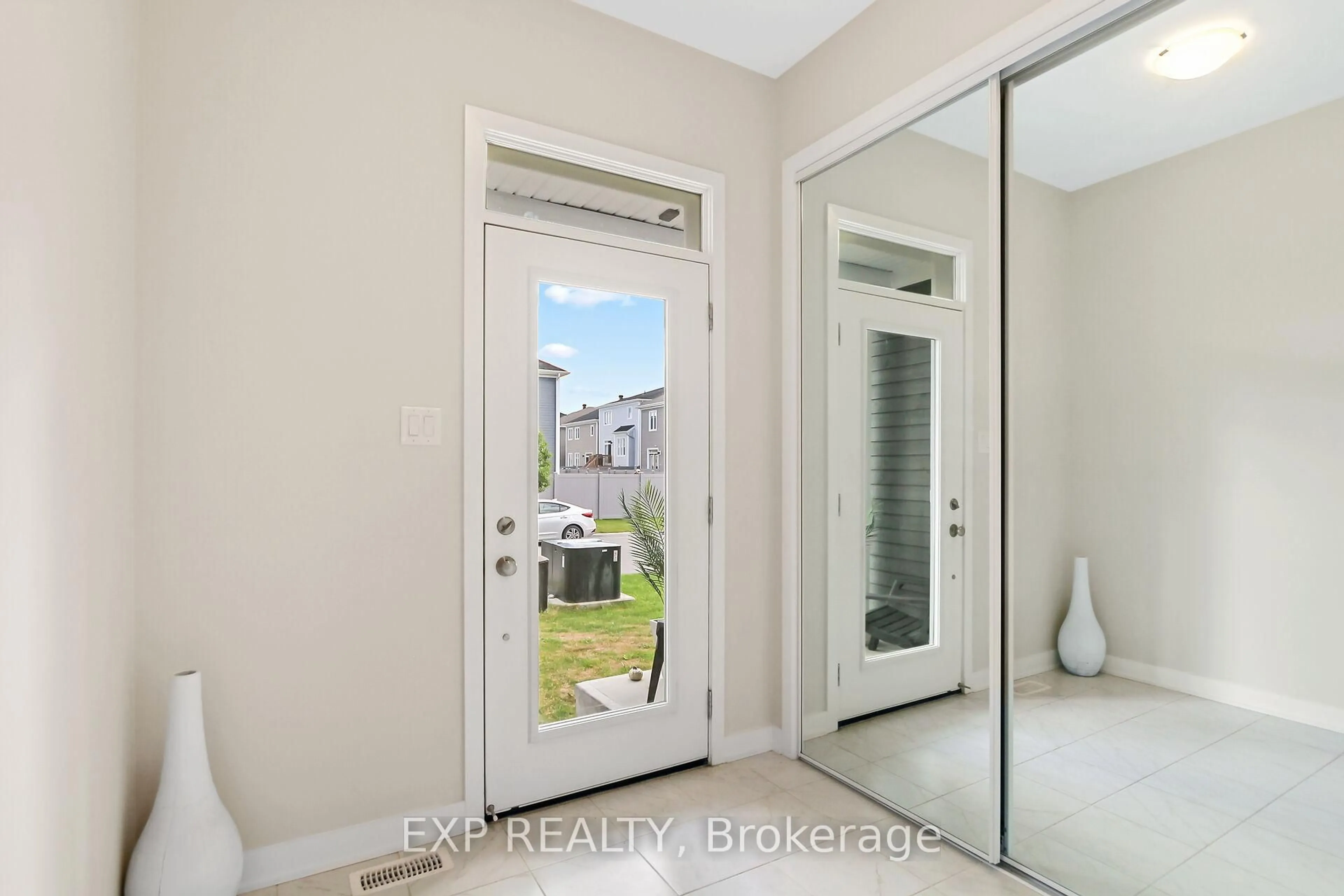 Indoor entryway for 224 Pursuit Terr, Richmond Ontario K0A 2Z0