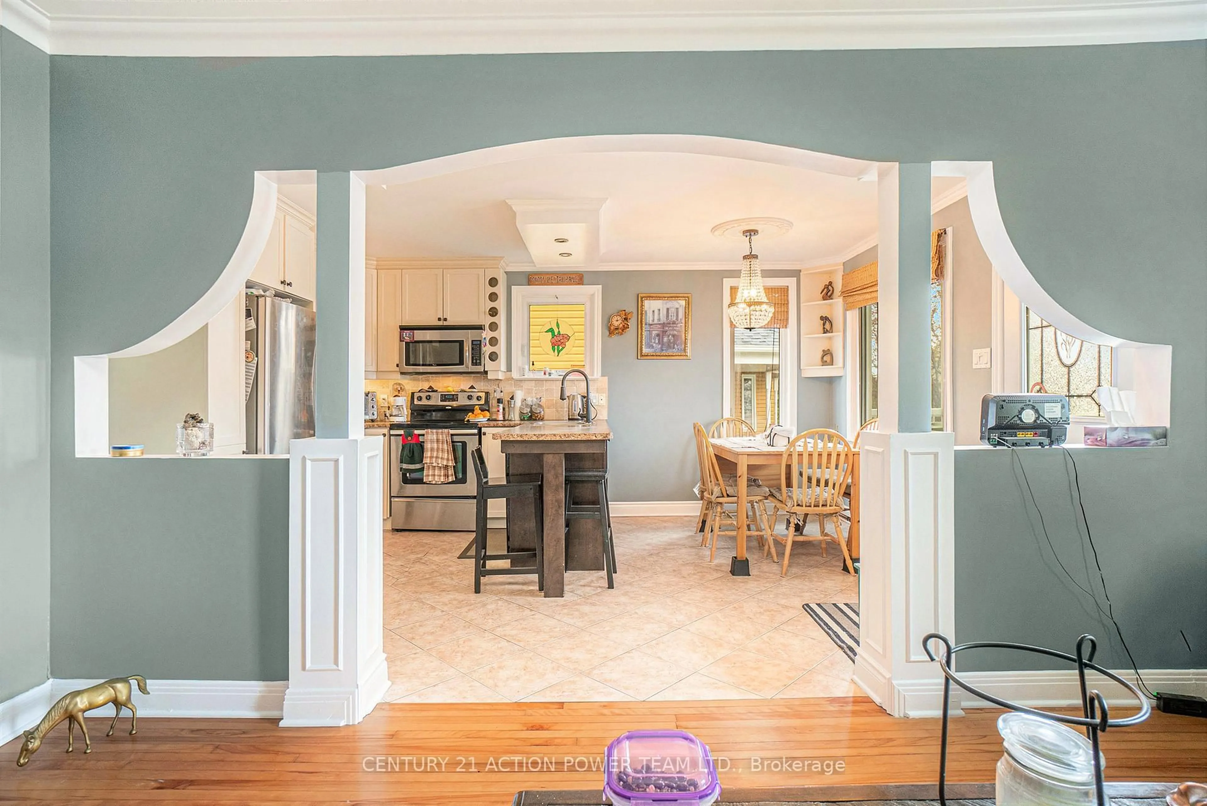 Open concept kitchen, ceramic/tile floor for 1055 Notre Dame St, Russell Ontario K0A 1W0