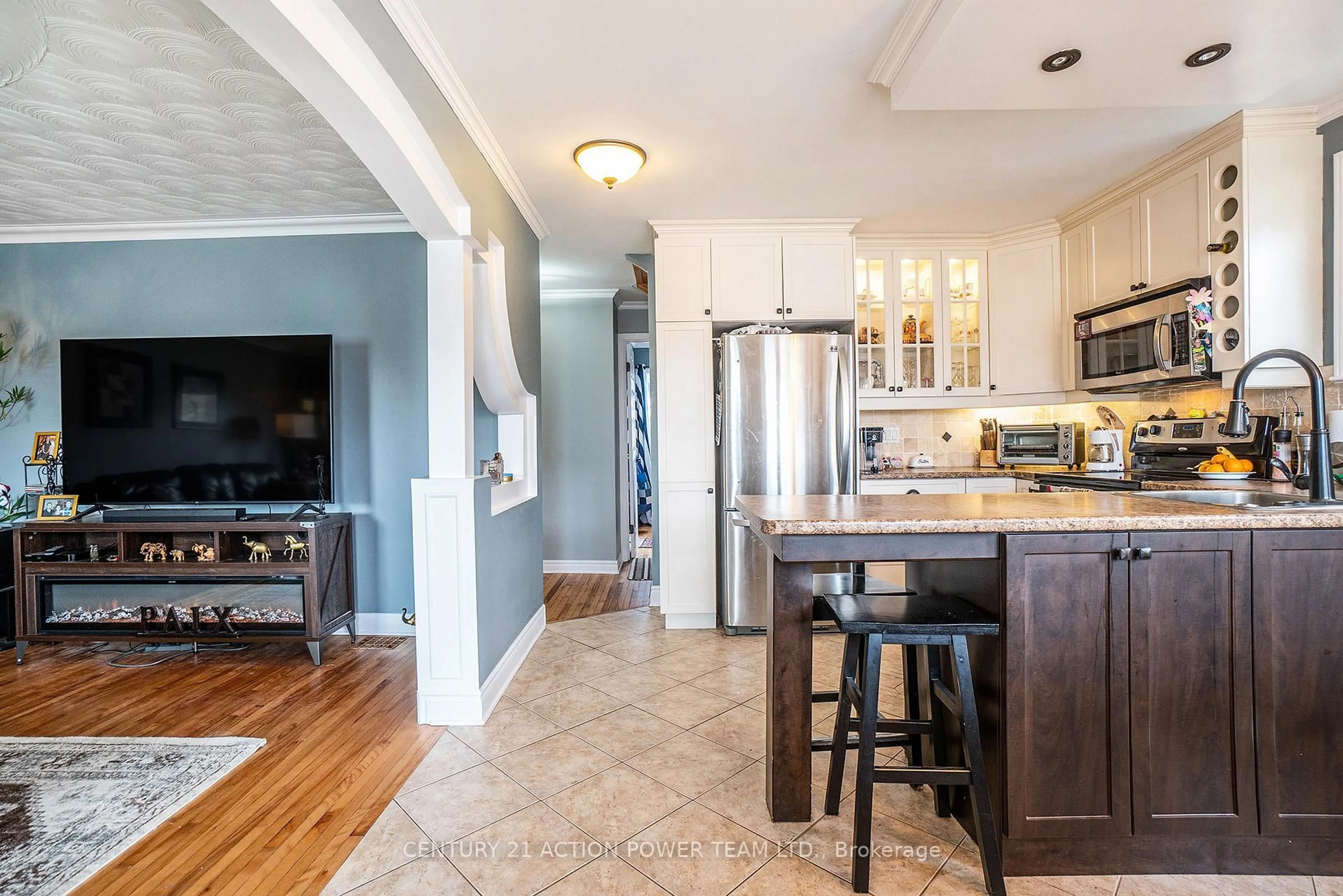 Open concept kitchen, ceramic/tile floor for 1055 Notre Dame St, Russell Ontario K0A 1W0