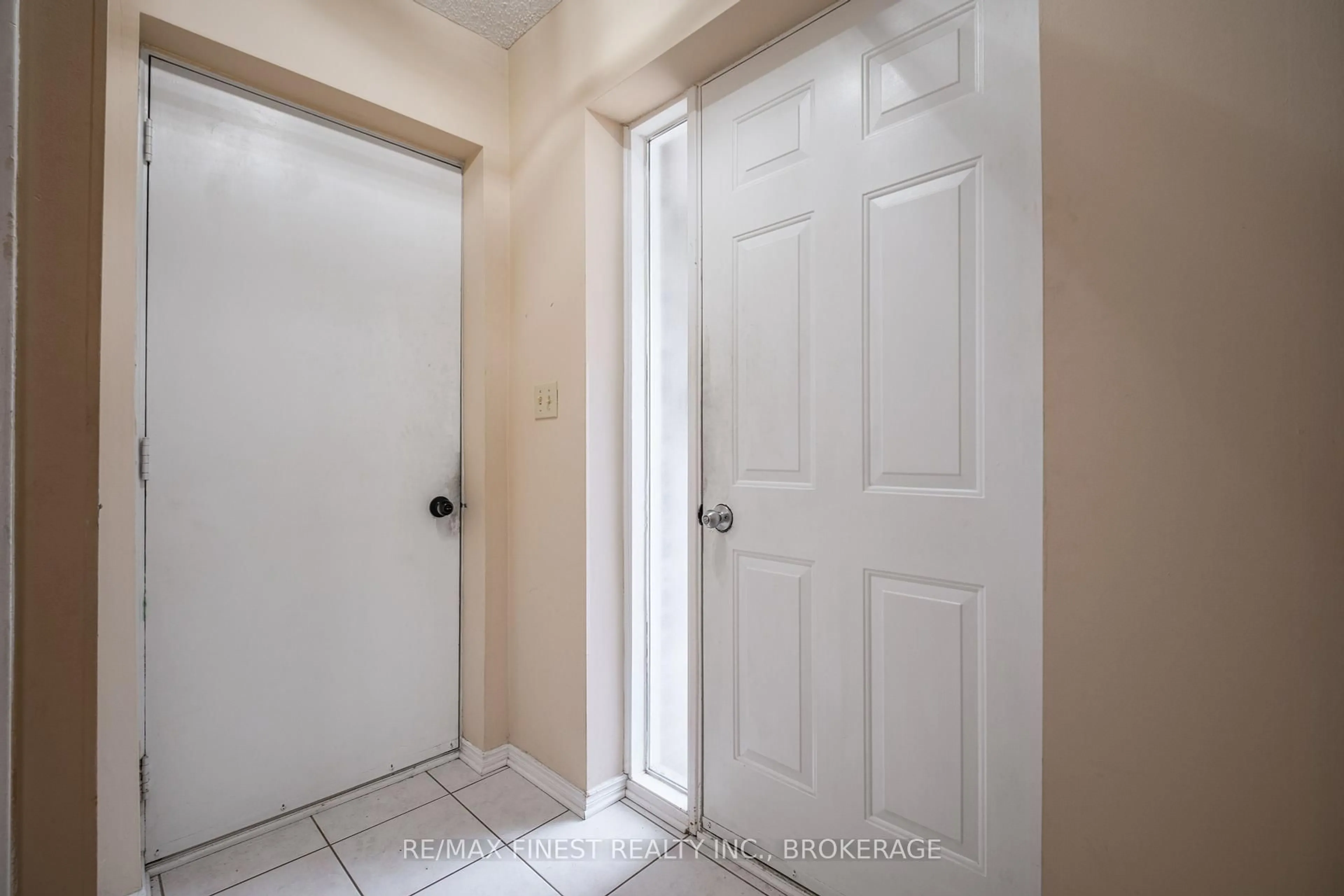 Indoor entryway for 867 Woodside Dr, Kingston Ontario K7P 1S9