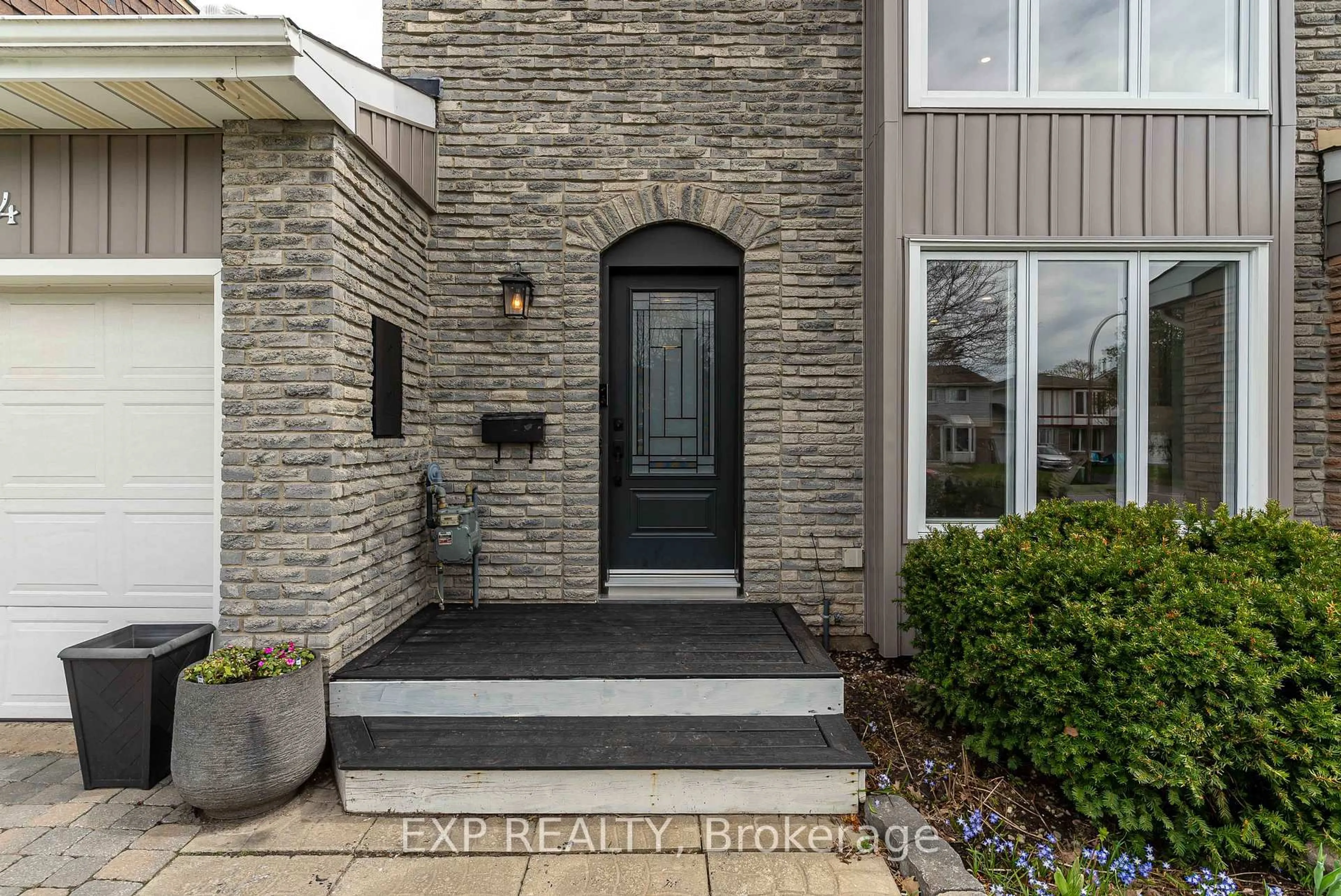 Indoor entryway for 2394 Rondel St, Ottawa Ontario K1B 4M2