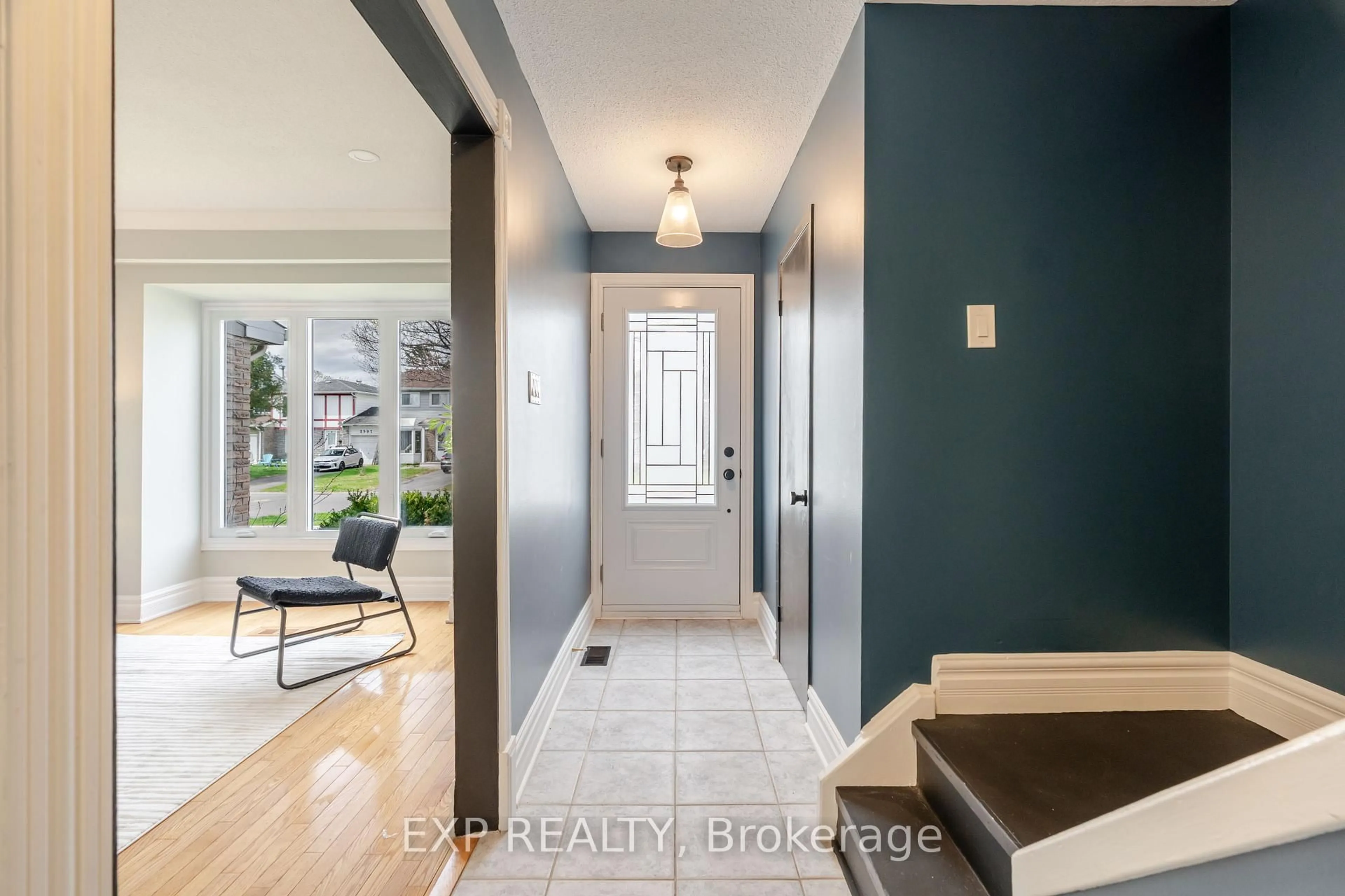 Indoor entryway for 2394 Rondel St, Ottawa Ontario K1B 4M2
