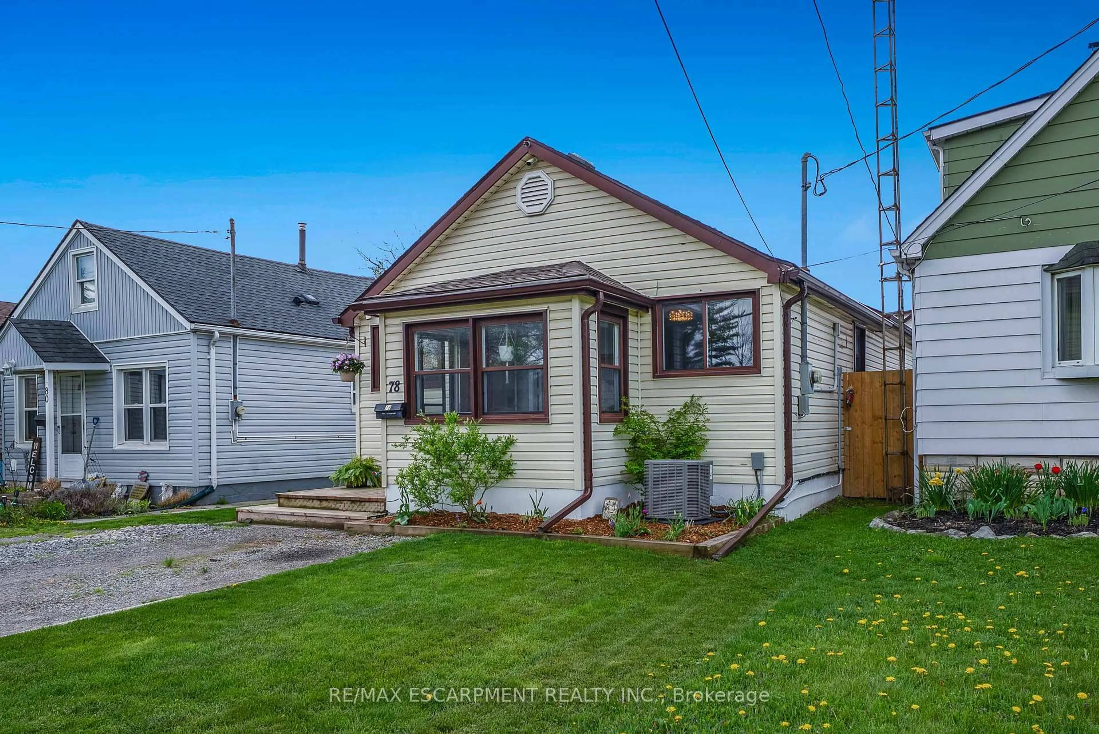 Home with vinyl exterior material, street for 78 Lincoln Ave, St. Catharines Ontario L2P 2C9