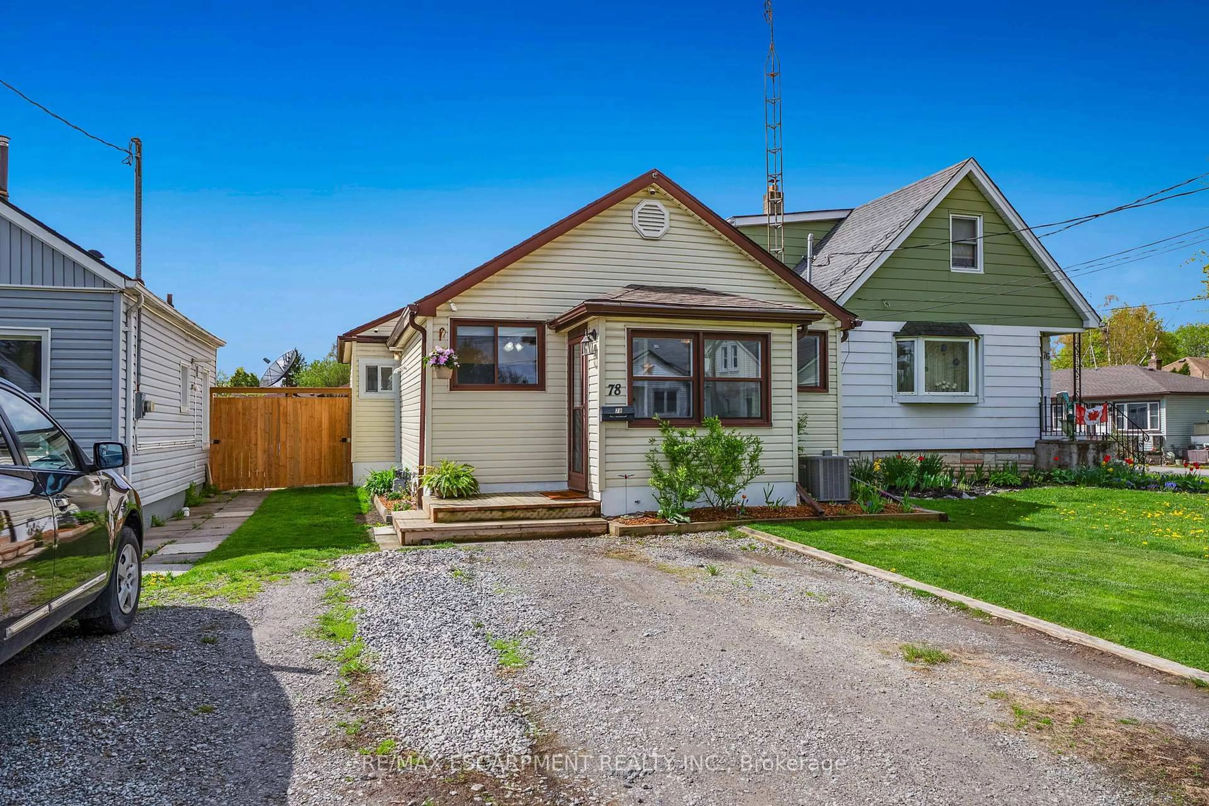 A pic from outside/outdoor area/front of a property/back of a property/a pic from drone, street for 78 Lincoln Ave, St. Catharines Ontario L2P 2C9