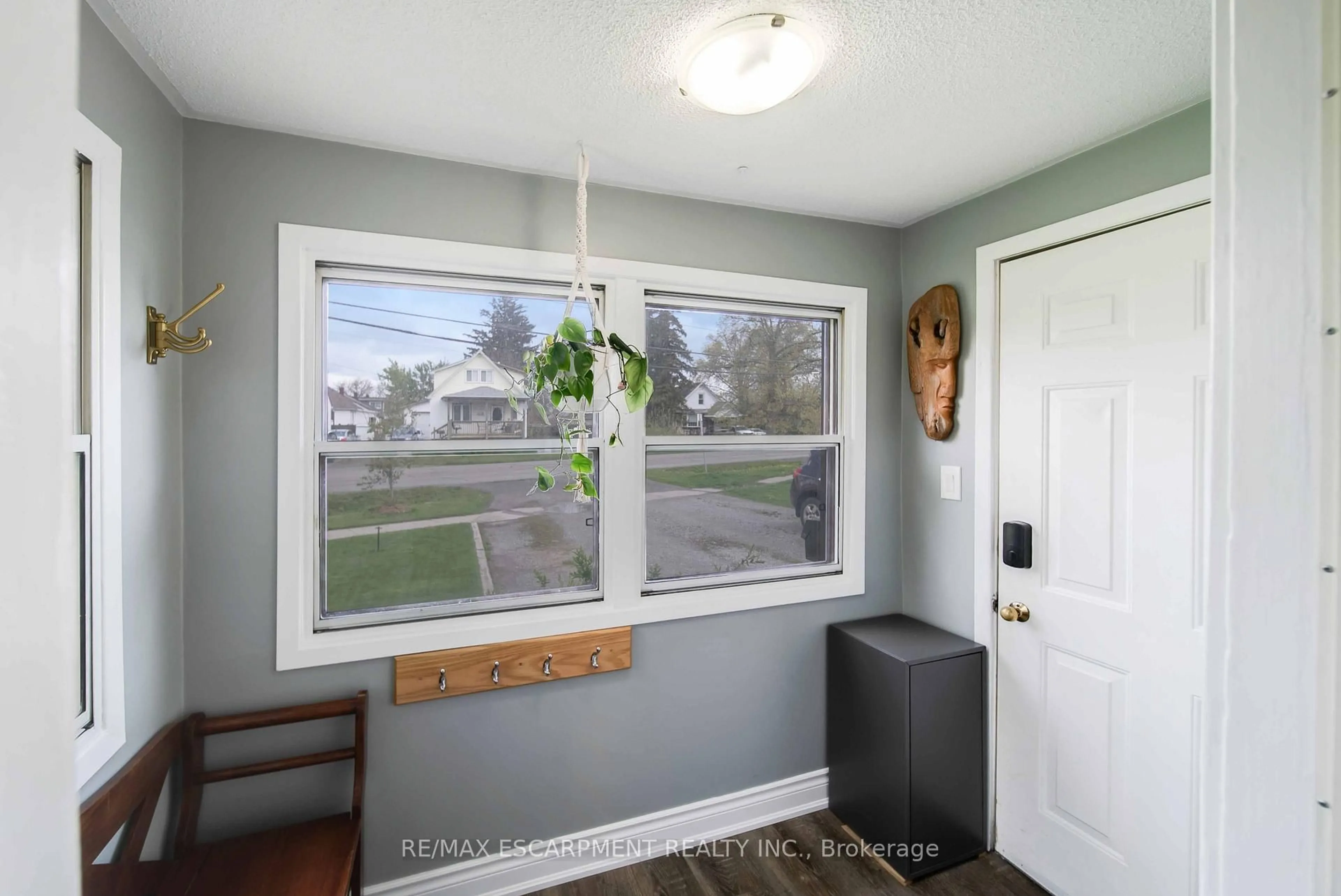 Indoor entryway for 78 Lincoln Ave, St. Catharines Ontario L2P 2C9