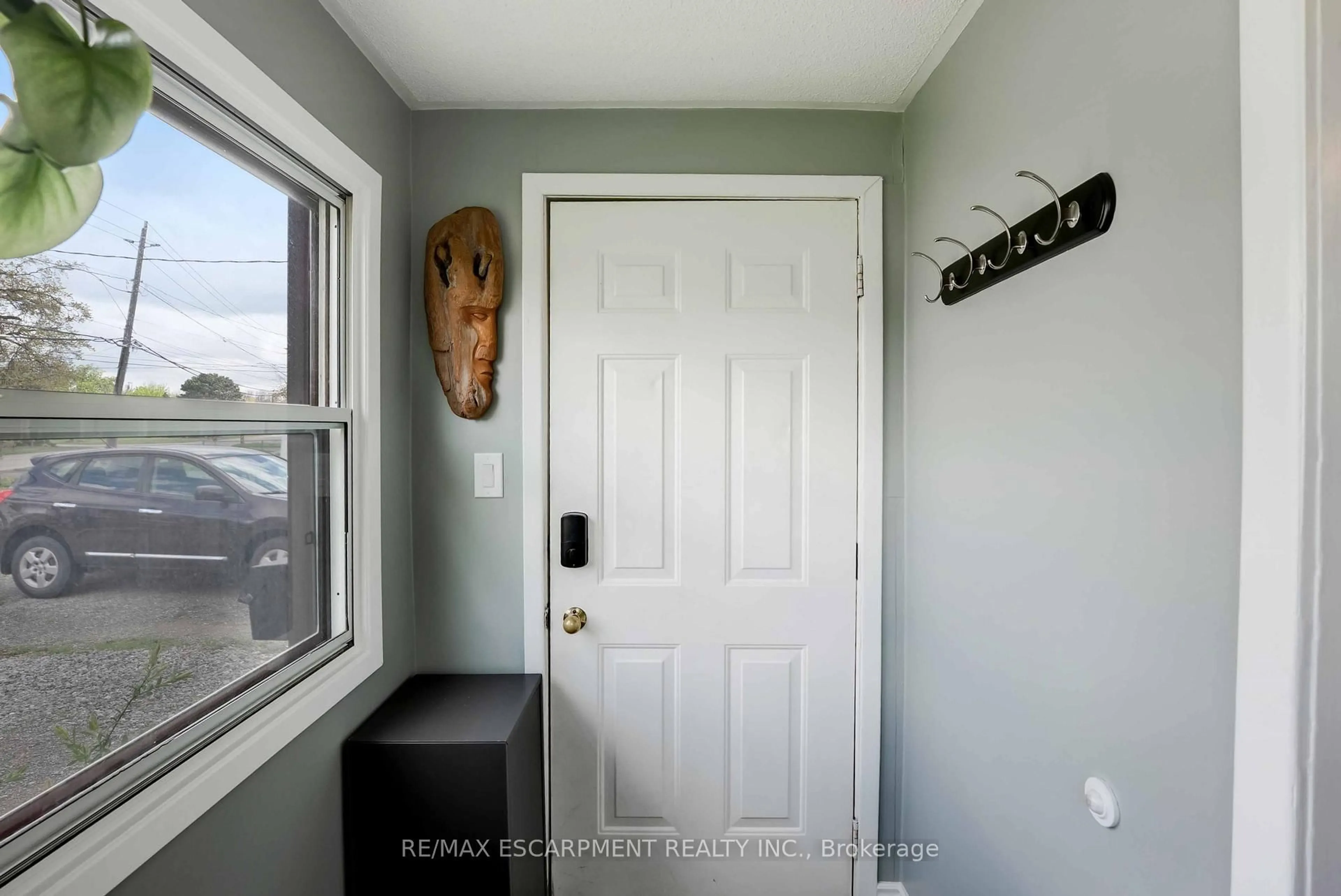 Indoor entryway for 78 Lincoln Ave, St. Catharines Ontario L2P 2C9