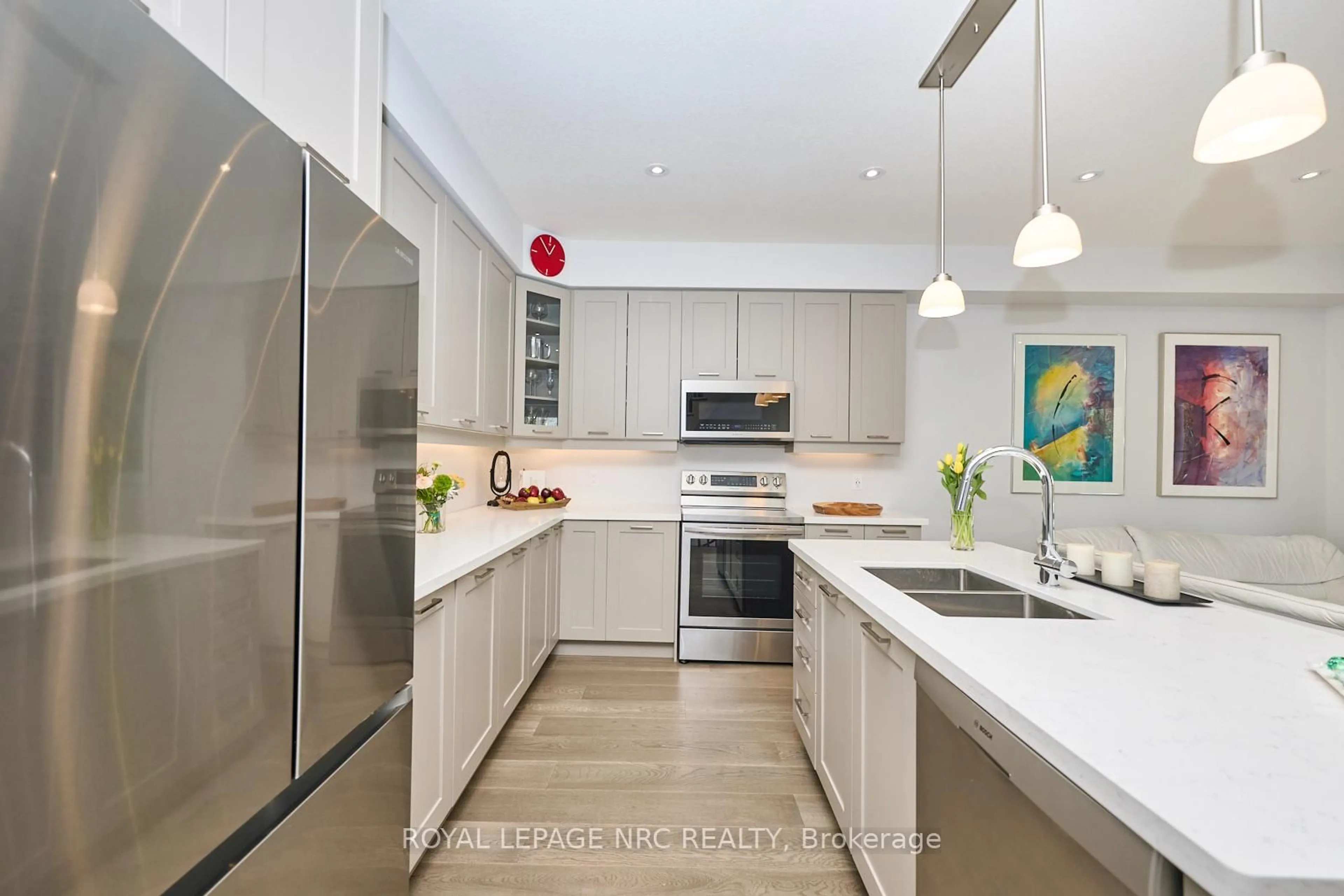 Contemporary kitchen, unknown for 43 Aberdeen Lane, Niagara-on-the-Lake Ontario L0S 1J0