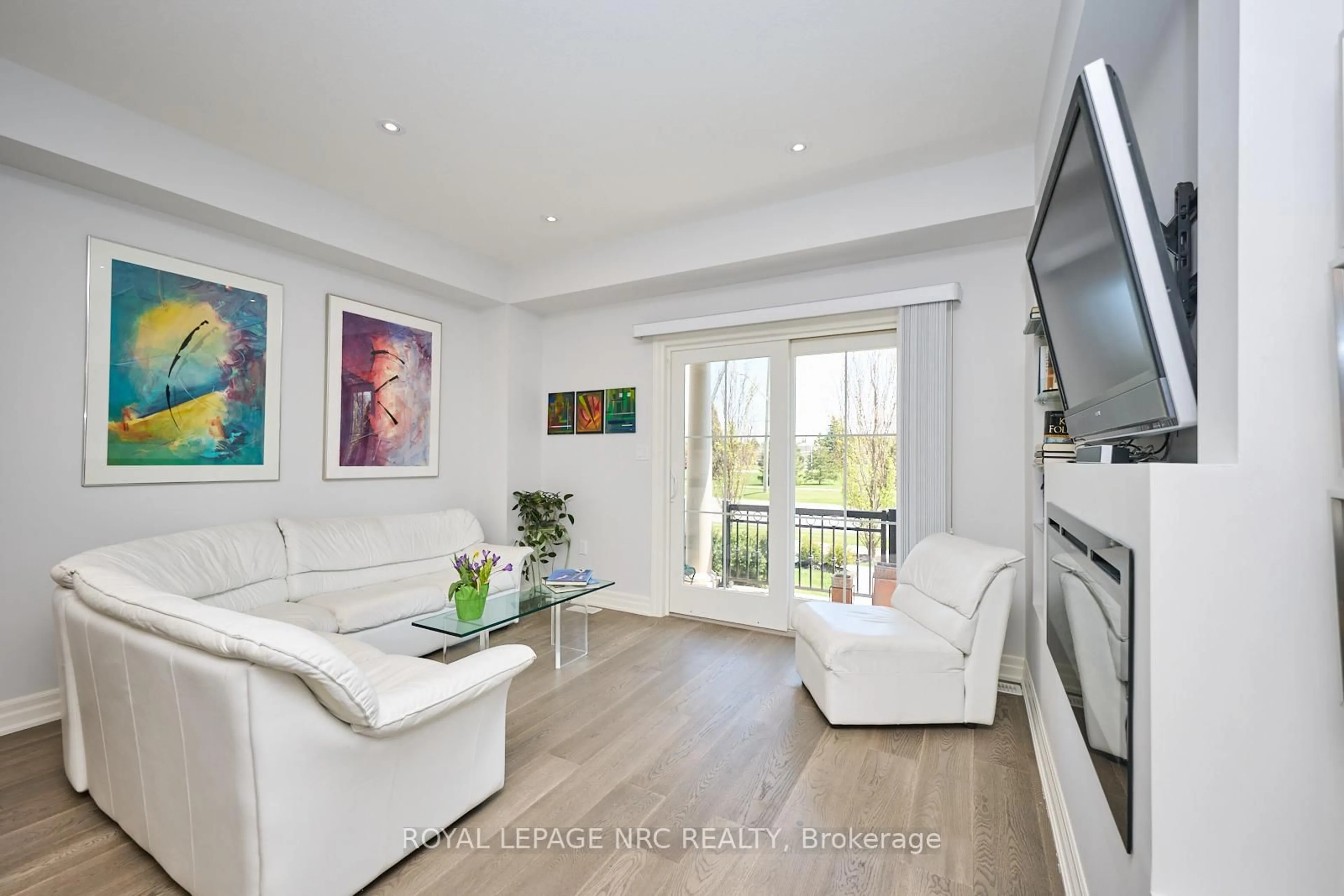 Living room with furniture, wood/laminate floor for 43 Aberdeen Lane, Niagara-on-the-Lake Ontario L0S 1J0