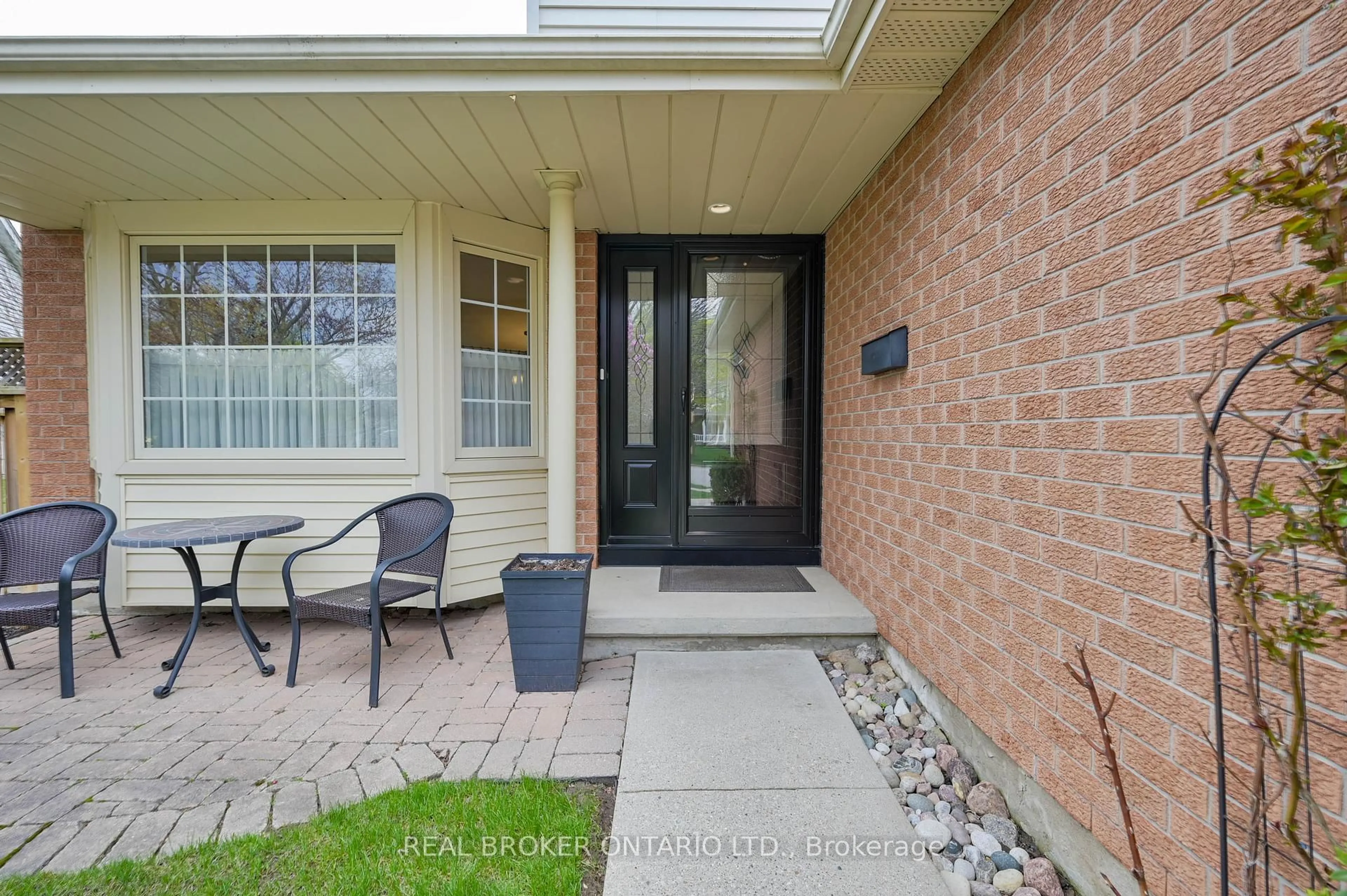 Indoor entryway for 153 Thornberry Lane, Waterloo Ontario N2T 2C8