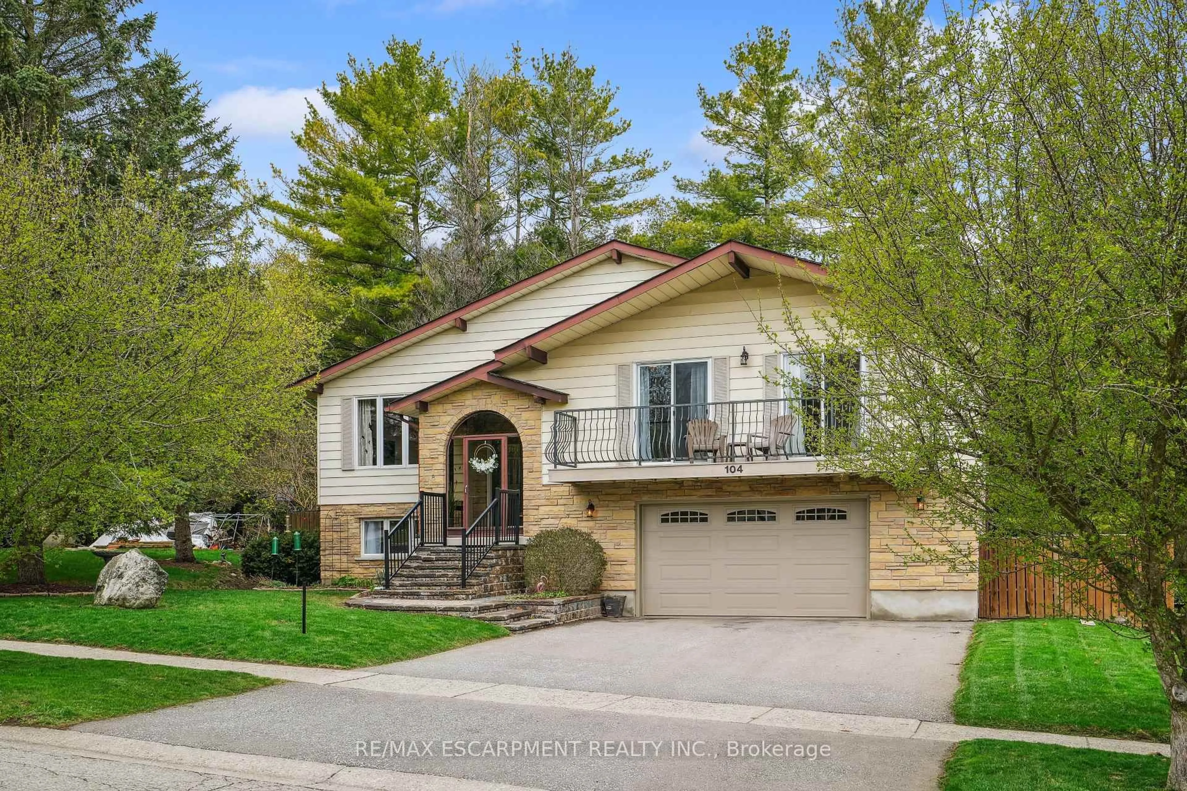 Home with vinyl exterior material, street for 104 Parkedge St, Guelph/Eramosa Ontario N0B 2K0