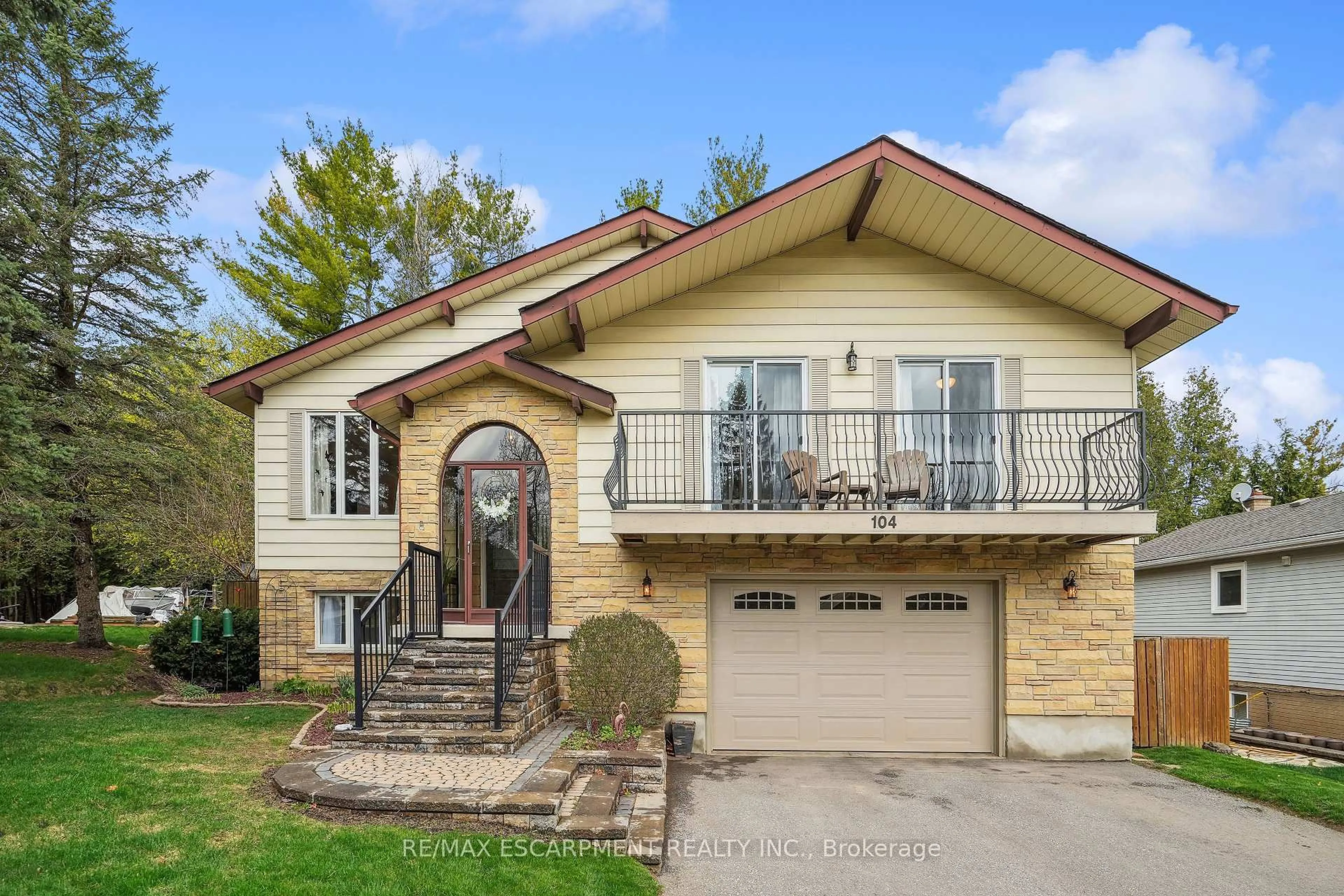 Home with vinyl exterior material, street for 104 Parkedge St, Guelph/Eramosa Ontario N0B 2K0