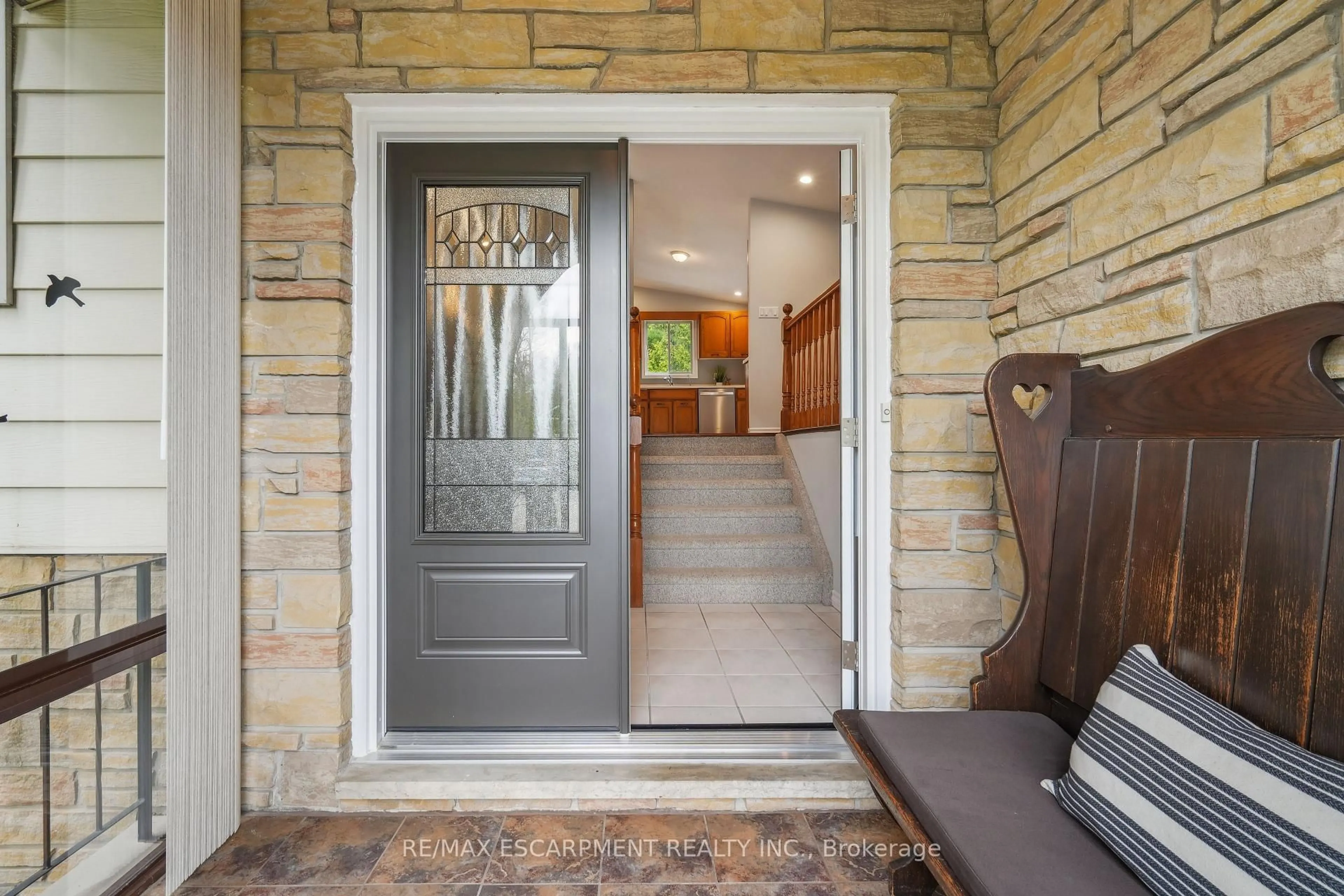 Indoor entryway for 104 Parkedge St, Guelph/Eramosa Ontario N0B 2K0
