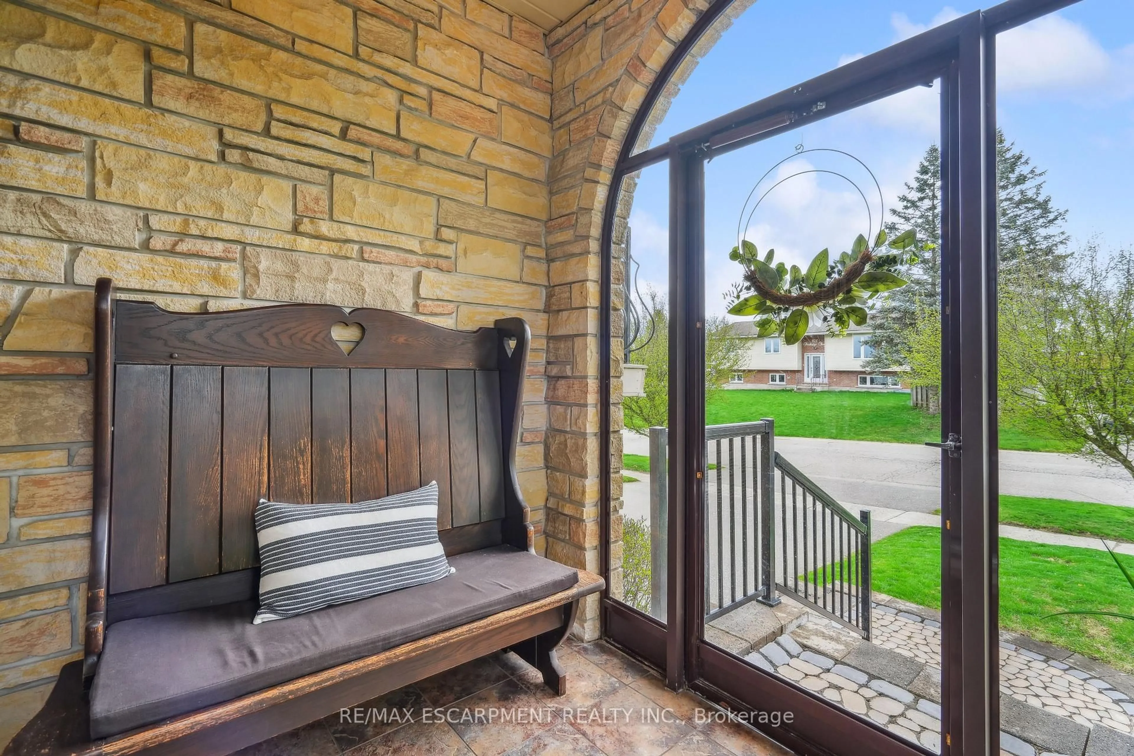 Indoor entryway for 104 Parkedge St, Guelph/Eramosa Ontario N0B 2K0