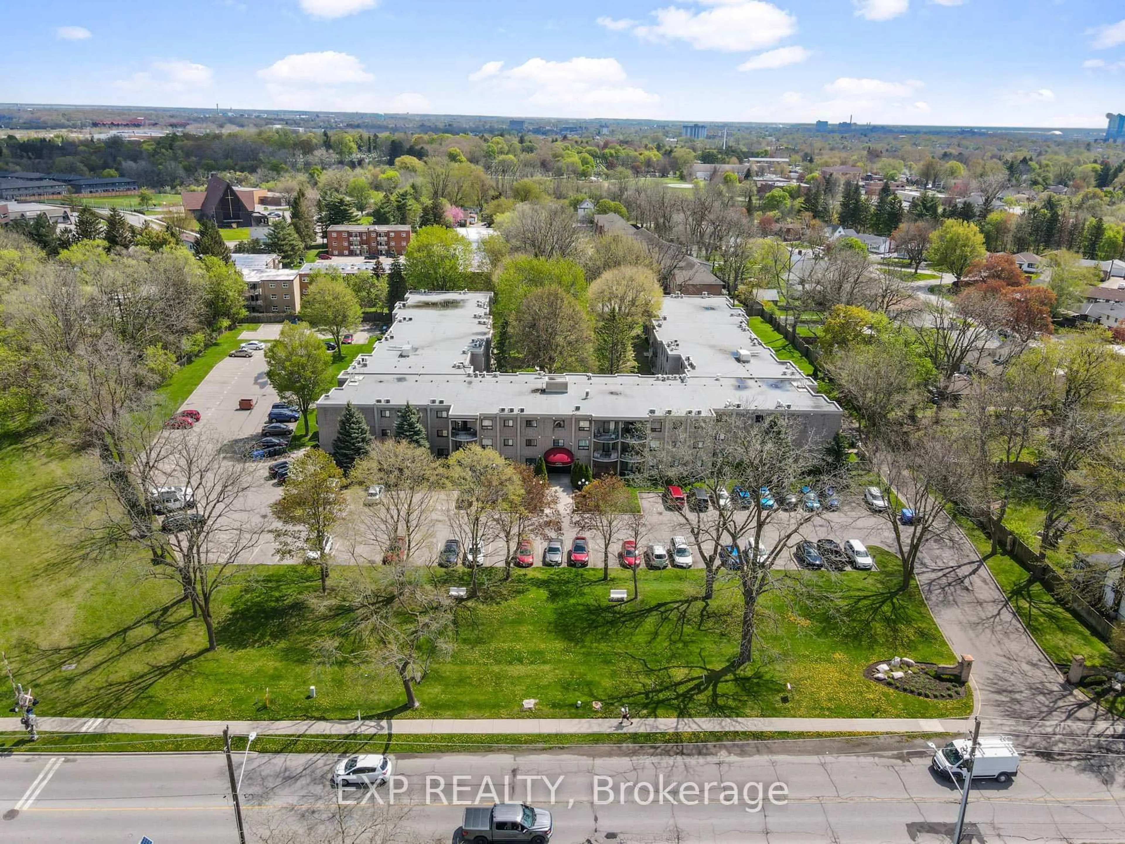 A pic from outside/outdoor area/front of a property/back of a property/a pic from drone, unknown for 4658 DRUMMOND Rd #126, Niagara Falls Ontario L2E 7E1