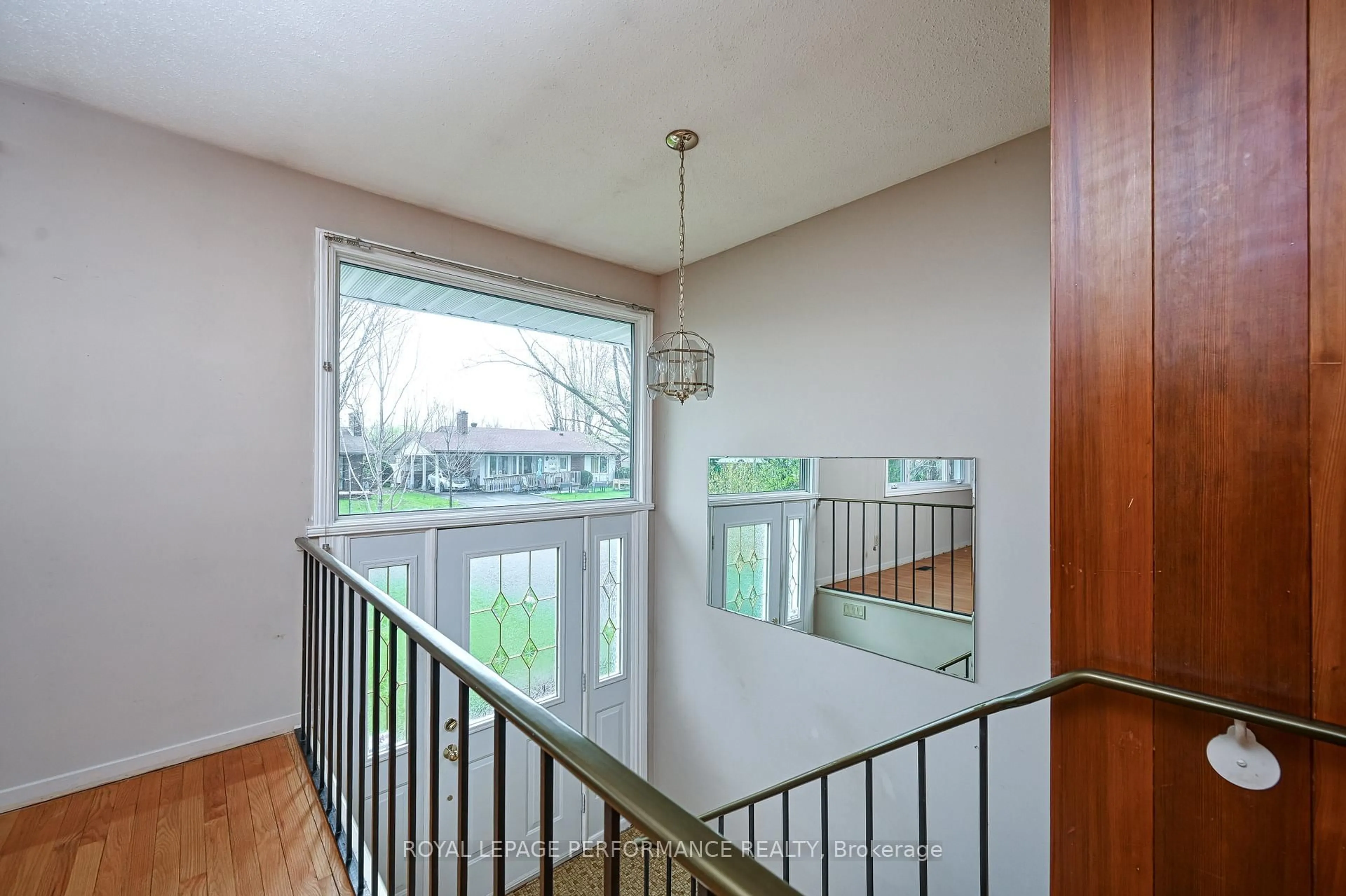 Indoor foyer for 3036 Linton Rd, Ottawa Ontario K1V 8H3