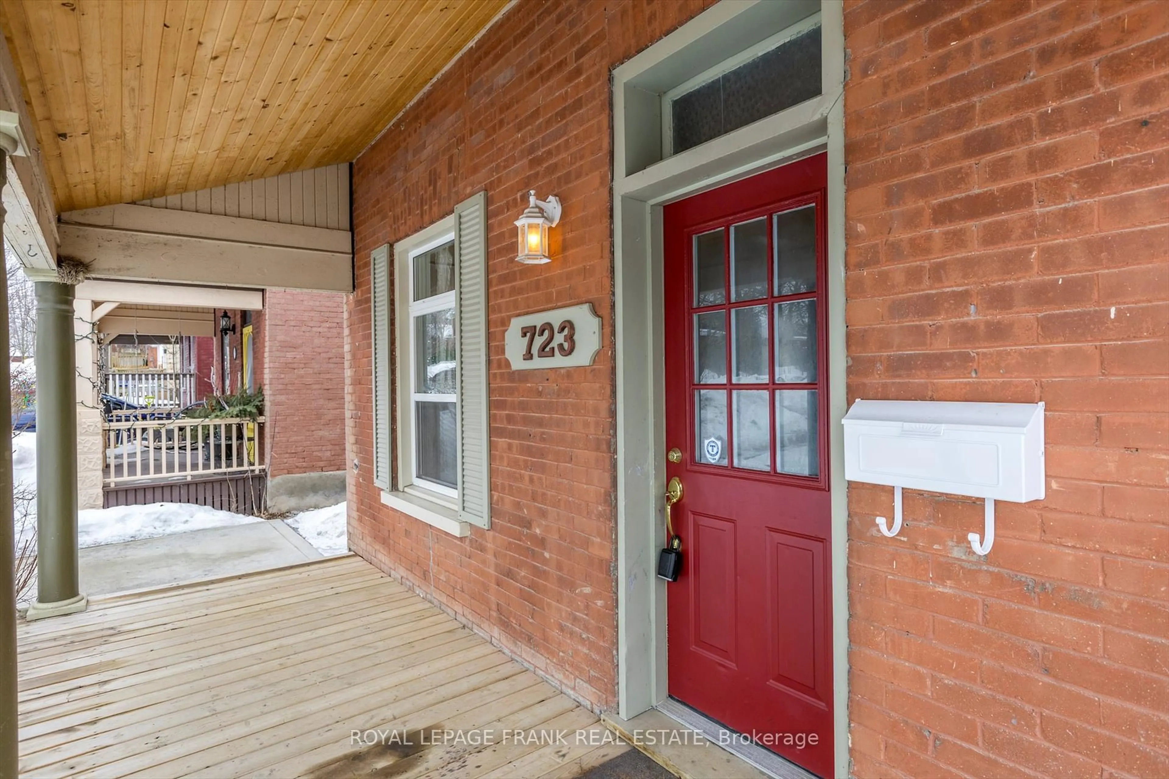 Indoor entryway for 723 Bethune St, Peterborough North Ontario K9H 4A5