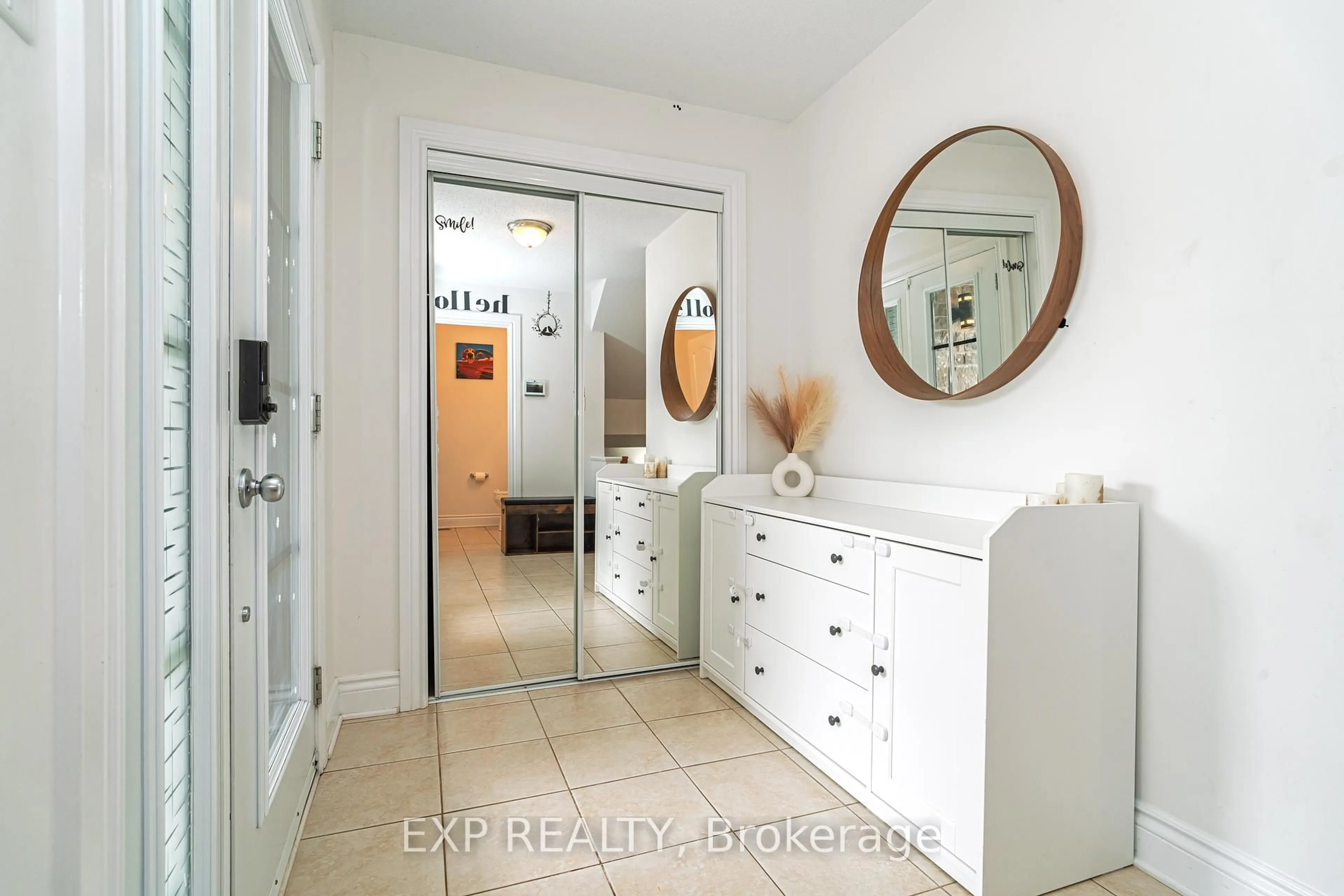 Indoor entryway for 2353 Marble Cres, Clarence-Rockland Ontario K4K 0H1