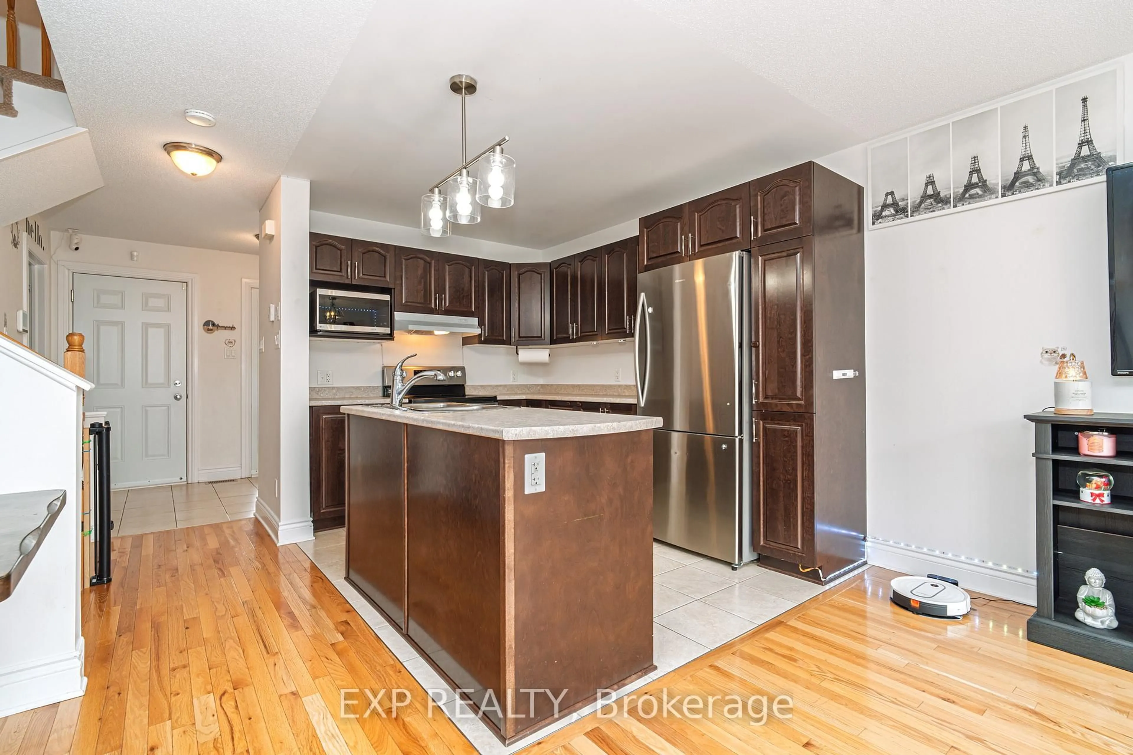 Open concept kitchen, wood/laminate floor for 2353 Marble Cres, Clarence-Rockland Ontario K4K 0H1