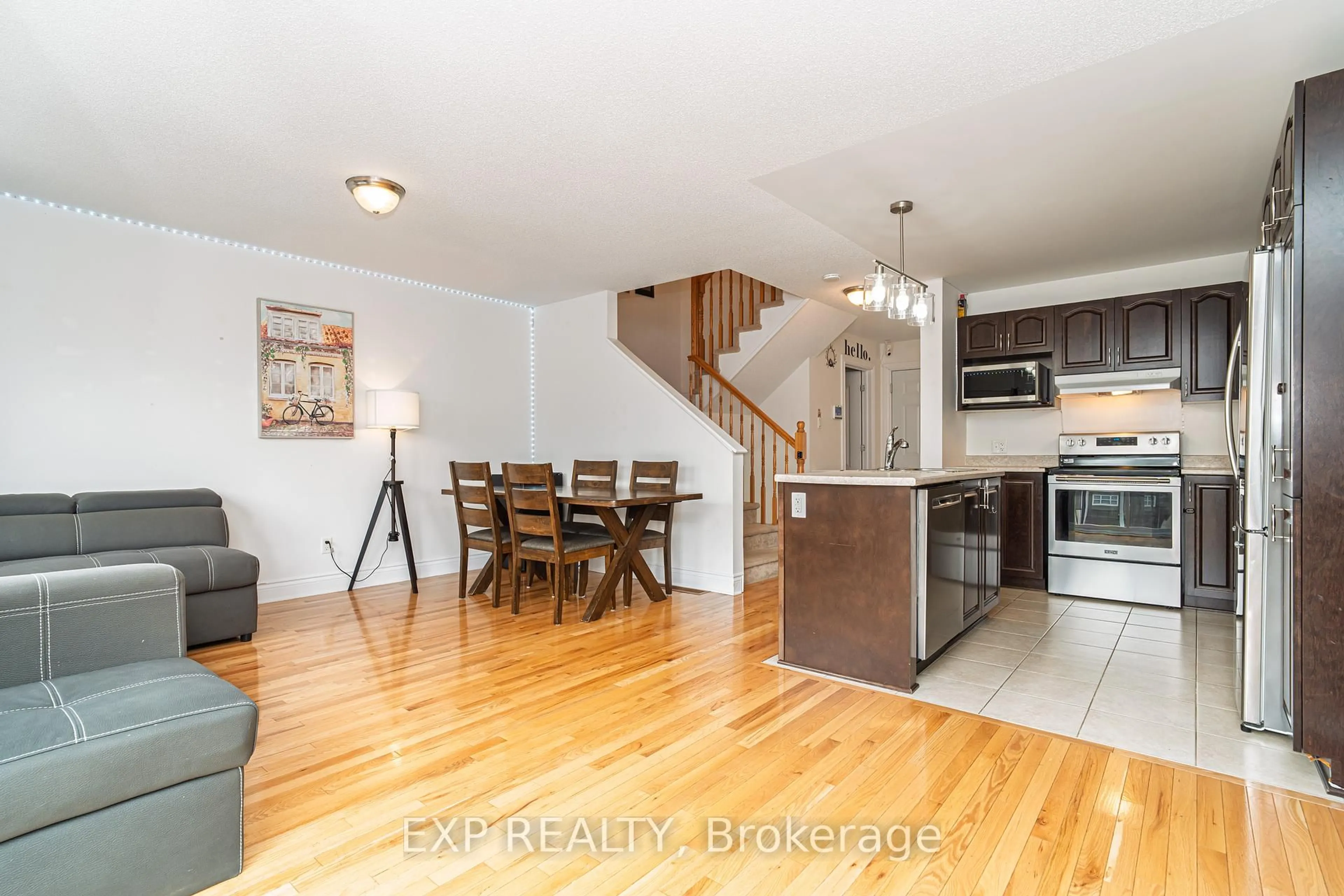 Open concept kitchen, wood/laminate floor for 2353 Marble Cres, Clarence-Rockland Ontario K4K 0H1