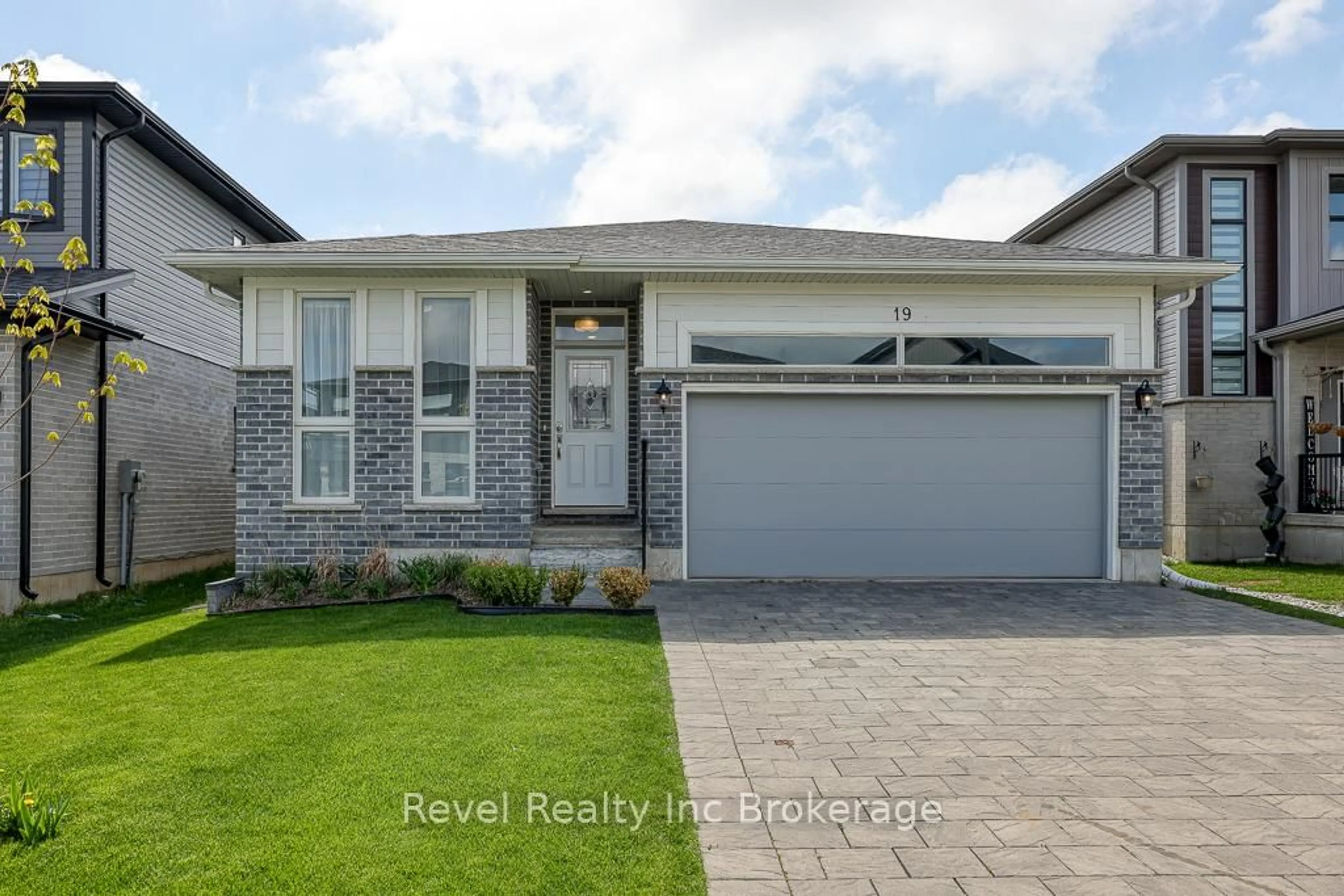 Home with vinyl exterior material, street for 19 Sutherland Cres, Ingersoll Ontario N5C 0E3