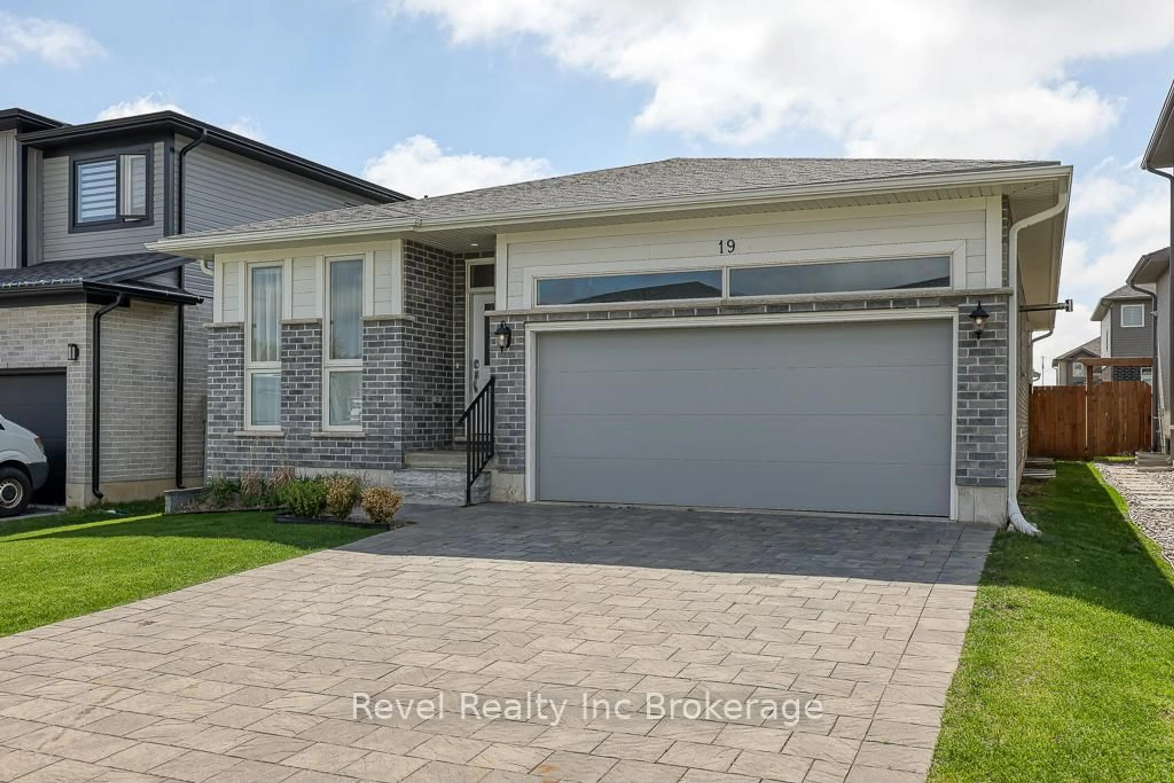 Home with vinyl exterior material, street for 19 Sutherland Cres, Ingersoll Ontario N5C 0E3
