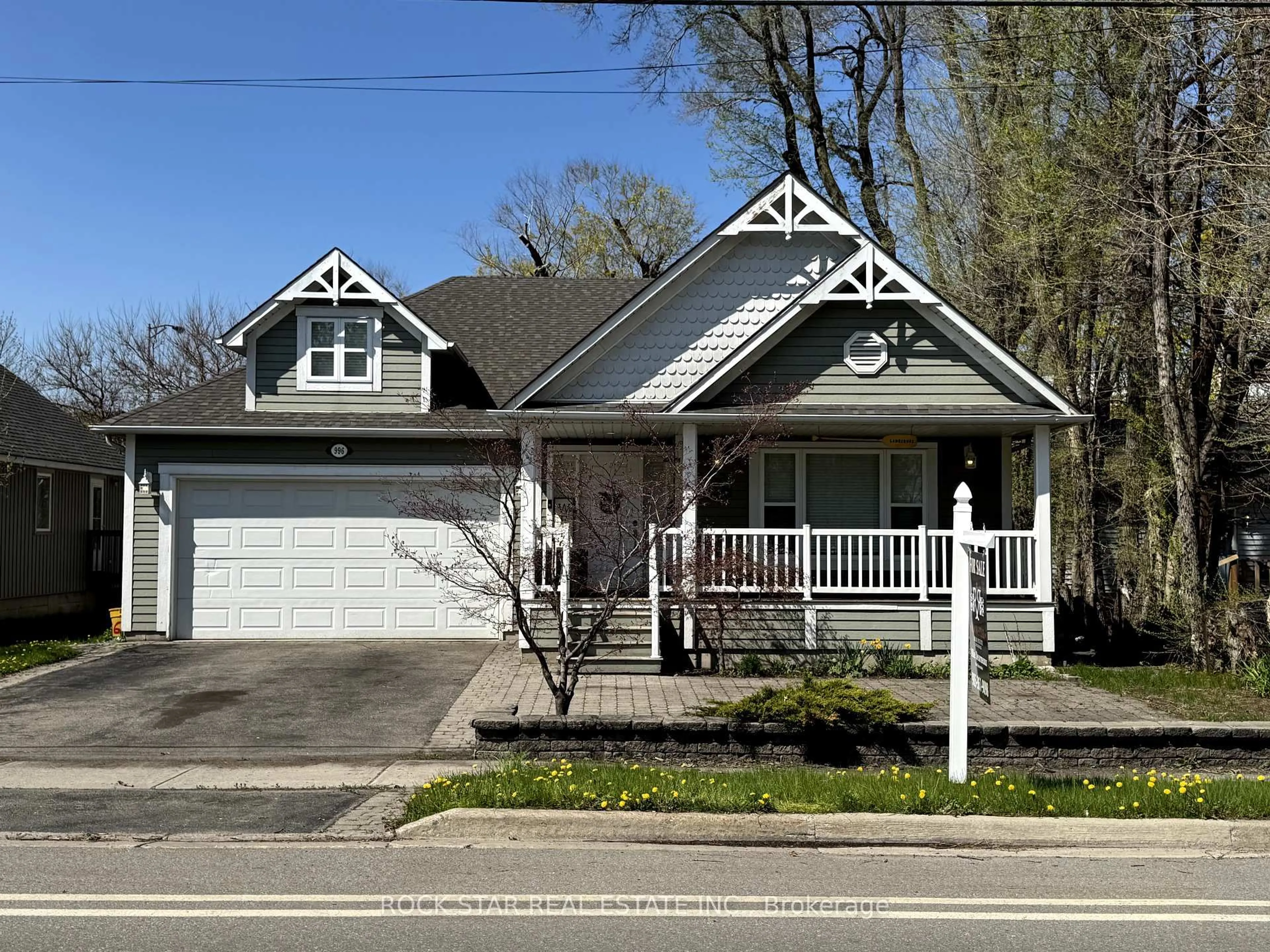 Home with vinyl exterior material, street for 996 BEACH Blvd, Hamilton Ontario L8H 6Z4