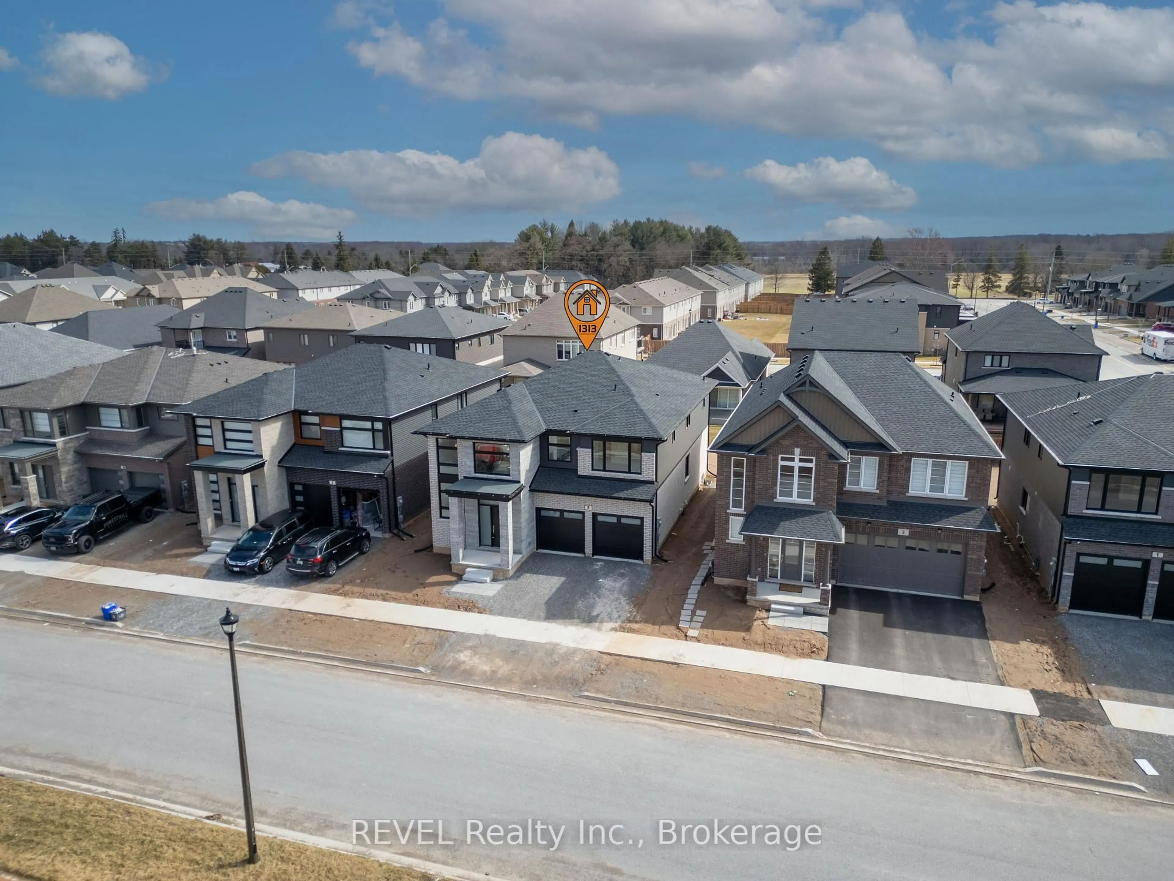A pic from outside/outdoor area/front of a property/back of a property/a pic from drone, unknown for 5 SAMUEL Ave, Pelham Ontario L0S 1E1