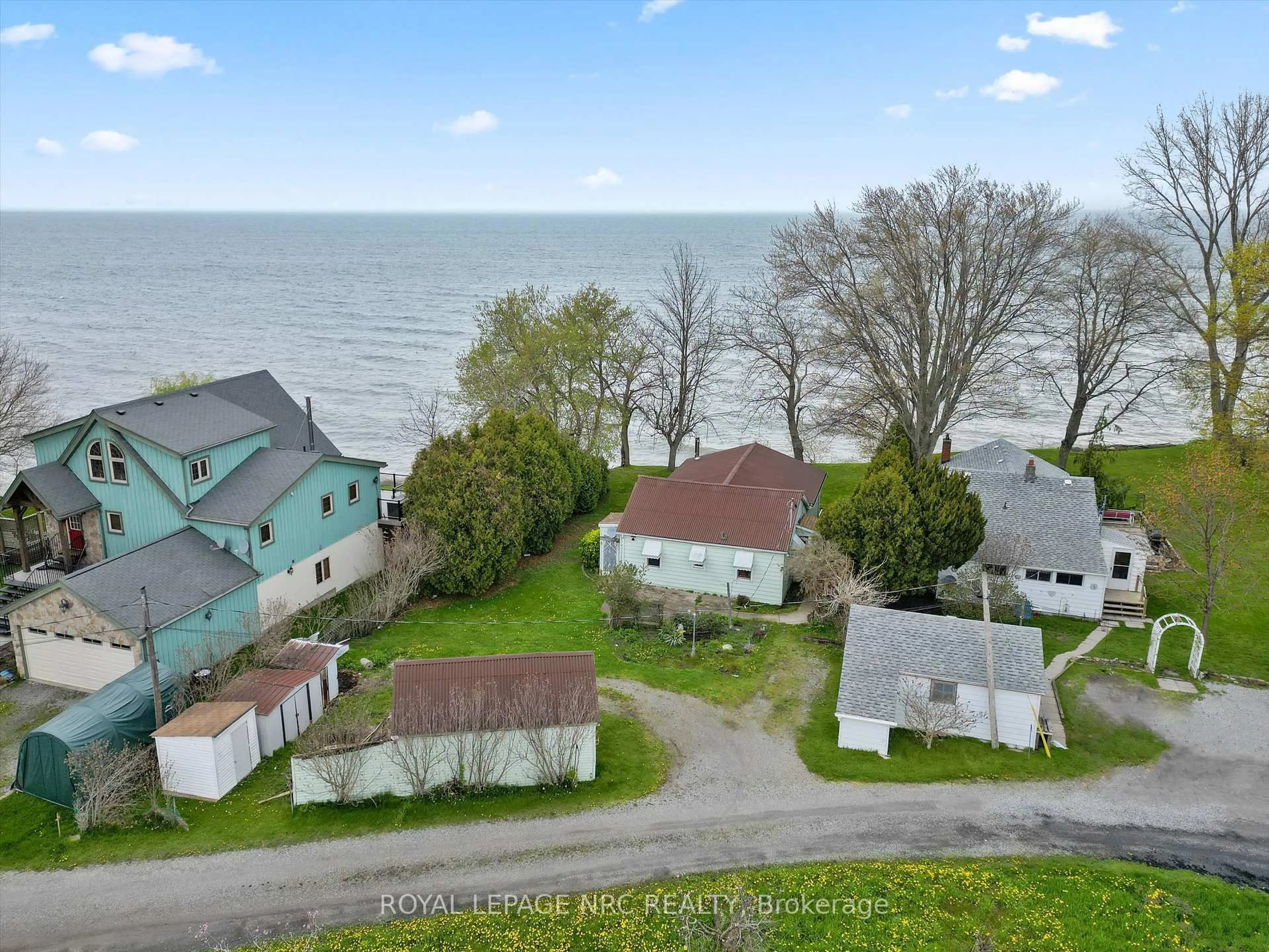 A pic from outside/outdoor area/front of a property/back of a property/a pic from drone, water/lake/river/ocean view for 10 Firelane 10a Rd, Niagara-on-the-Lake Ontario L0S 1J0